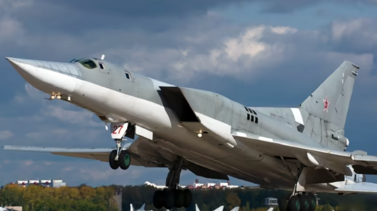 Ukraine lần đầu tiết lộ điệp vụ táo bạo tiêu diệt máy bay ném bom chiến lược Tu-22M3 ở Nga- Ảnh 1.