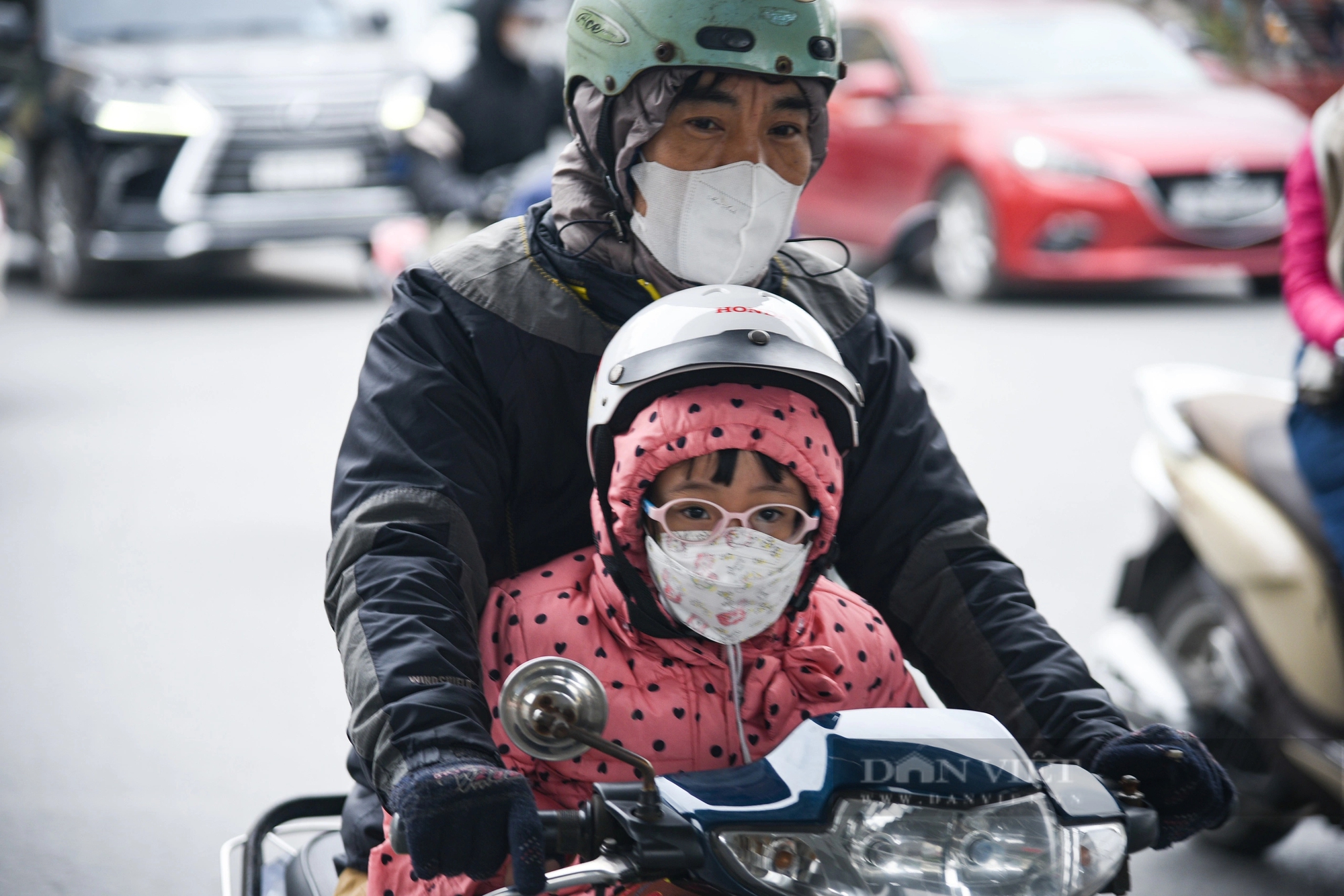 Muôn kiểu chống rét tại Hà Nội trong những ngày hễ ra đường là... lạnh run người- Ảnh 3.