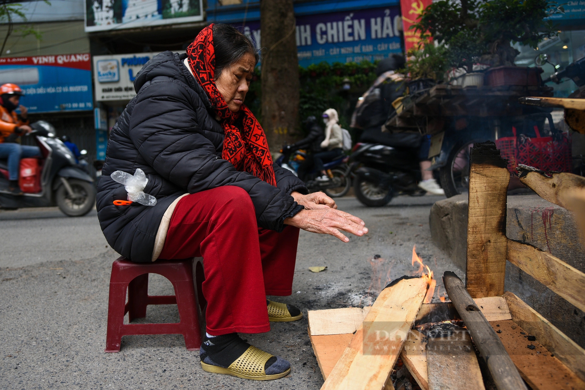 Muôn kiểu chống rét tại Hà Nội trong những ngày hễ ra đường là... lạnh run người- Ảnh 4.
