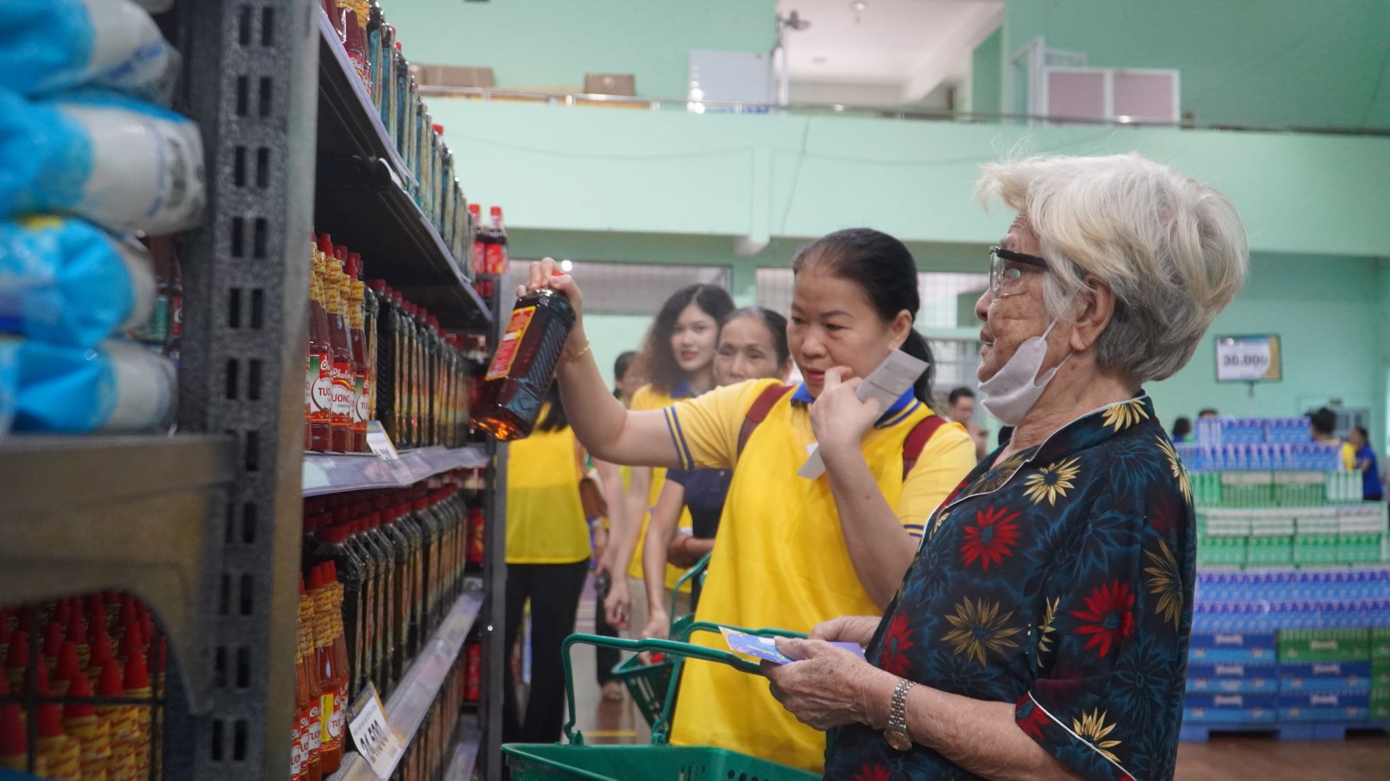 Người nghèo ở TP.HCM bắt đầu đi siêu thị 0 đồng sắm Tết- Ảnh 7.