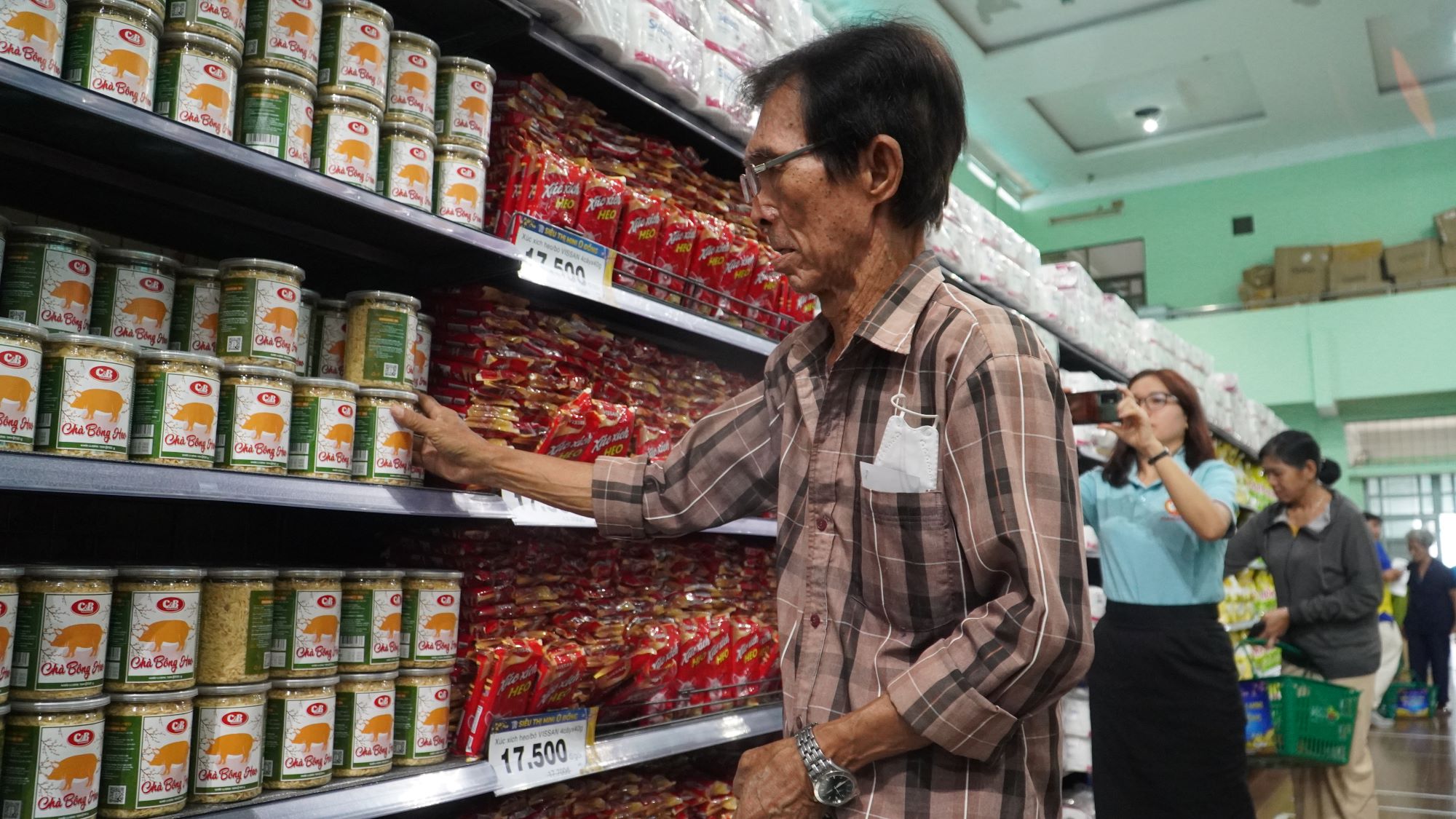 Người nghèo ở TP.HCM bắt đầu đi siêu thị 0 đồng sắm Tết- Ảnh 10.