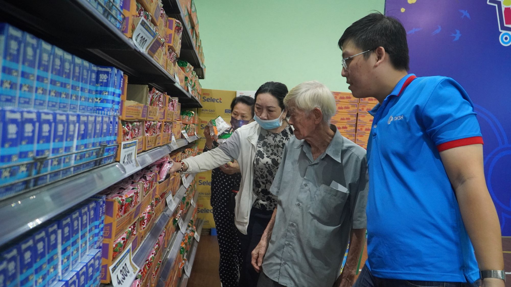 Người nghèo ở TP.HCM bắt đầu đi siêu thị 0 đồng sắm Tết- Ảnh 4.