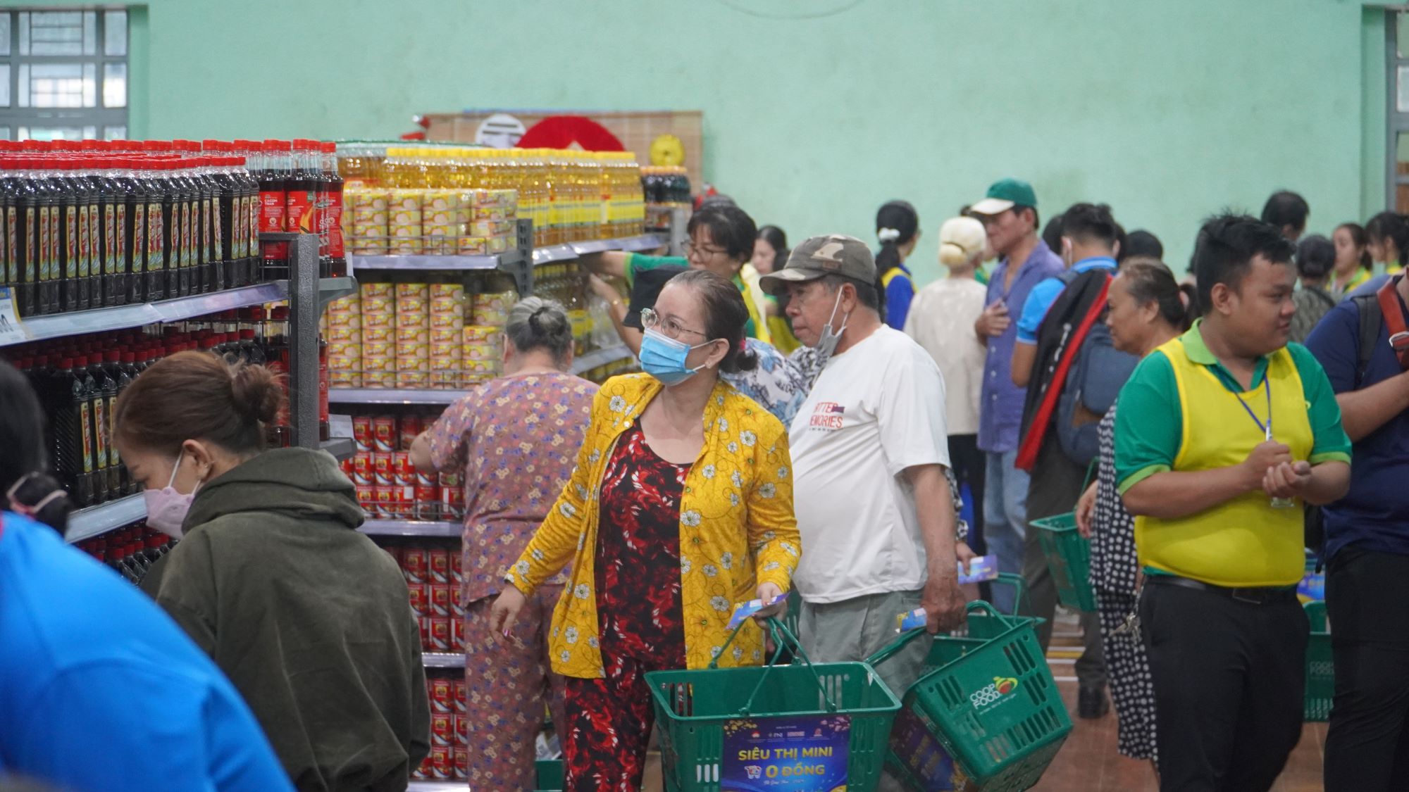 Người nghèo ở TP.HCM bắt đầu đi siêu thị 0 đồng sắm Tết- Ảnh 1.