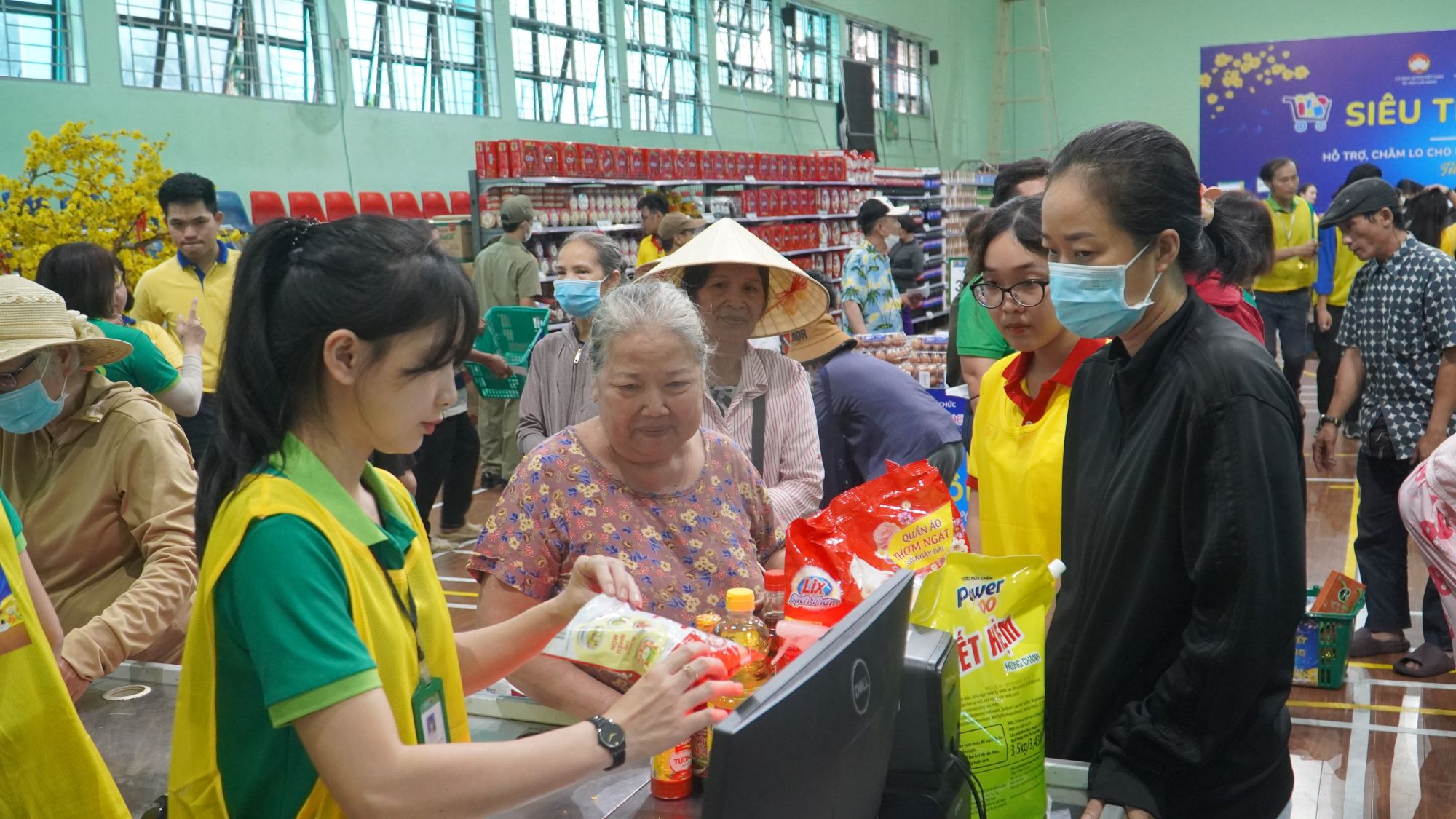 Người nghèo ở TP.HCM bắt đầu đi siêu thị 0 đồng sắm Tết- Ảnh 6.