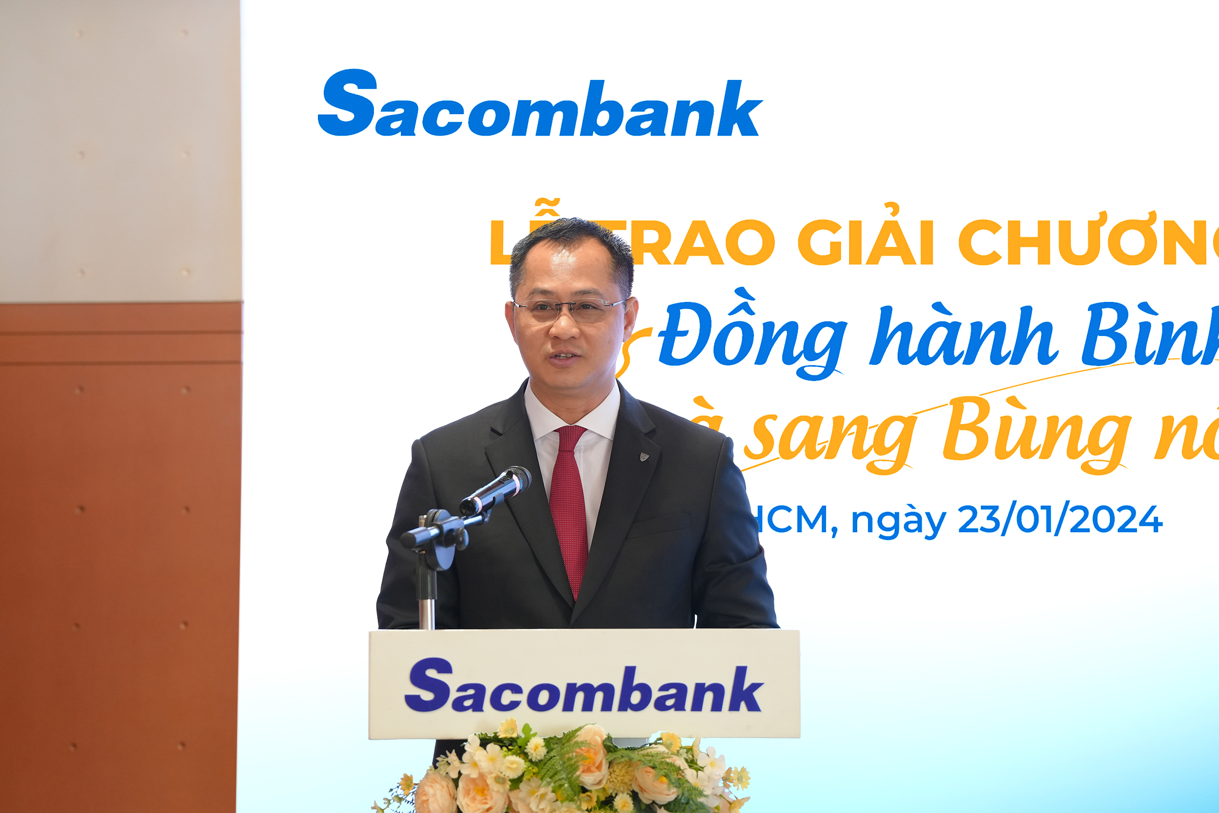 Sacombank trao giải chương trình quay số trúng thưởng "Đồng hành bình an - Quà sang bùng nổ" - Ảnh 1.