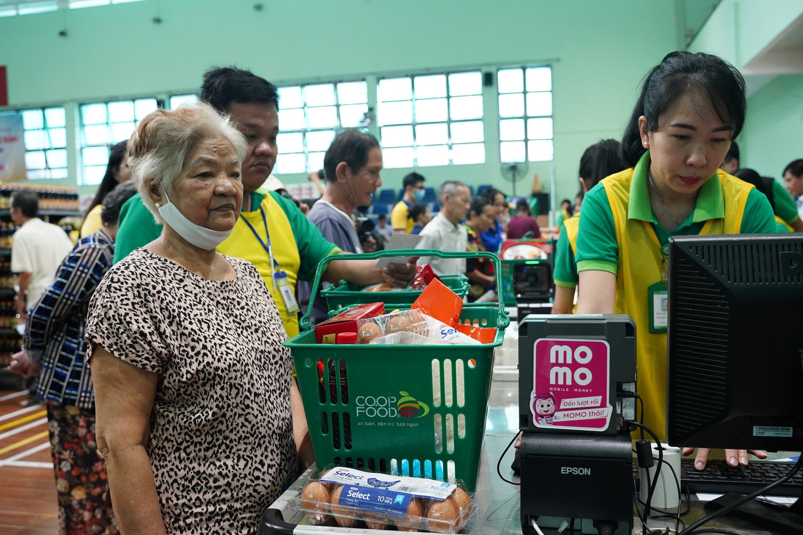 Người nghèo ở TP.HCM bắt đầu đi siêu thị 0 đồng sắm Tết- Ảnh 11.