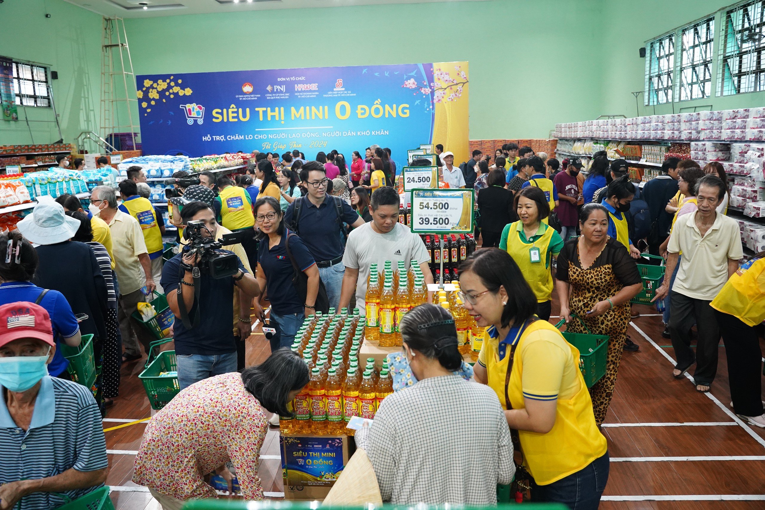 Người nghèo ở TP.HCM bắt đầu đi siêu thị 0 đồng sắm Tết- Ảnh 14.