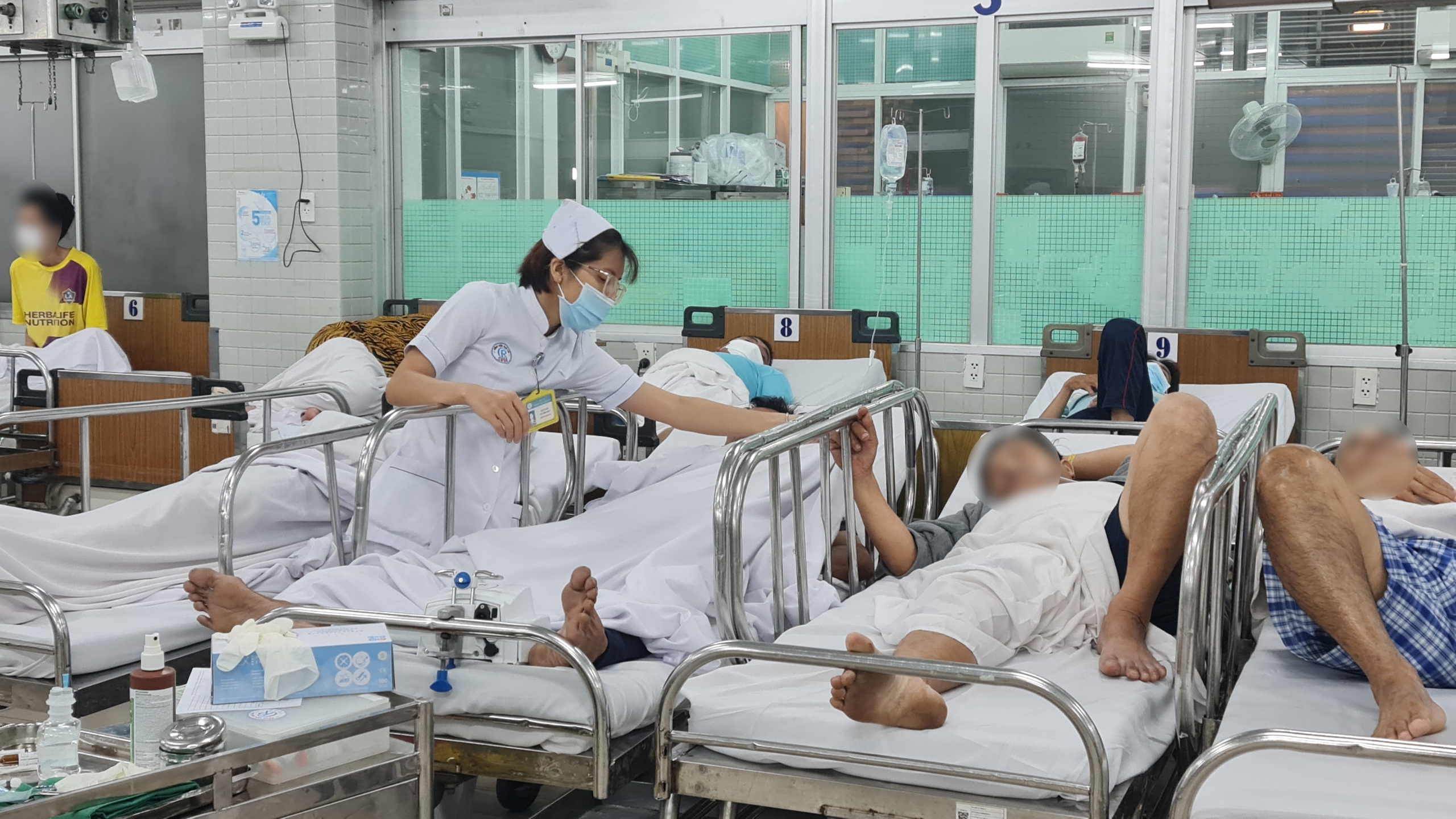 Bệnh viện trực 24/24h, tăng cường phòng chống dịch bệnh trong dịp Tết- Ảnh 1.
