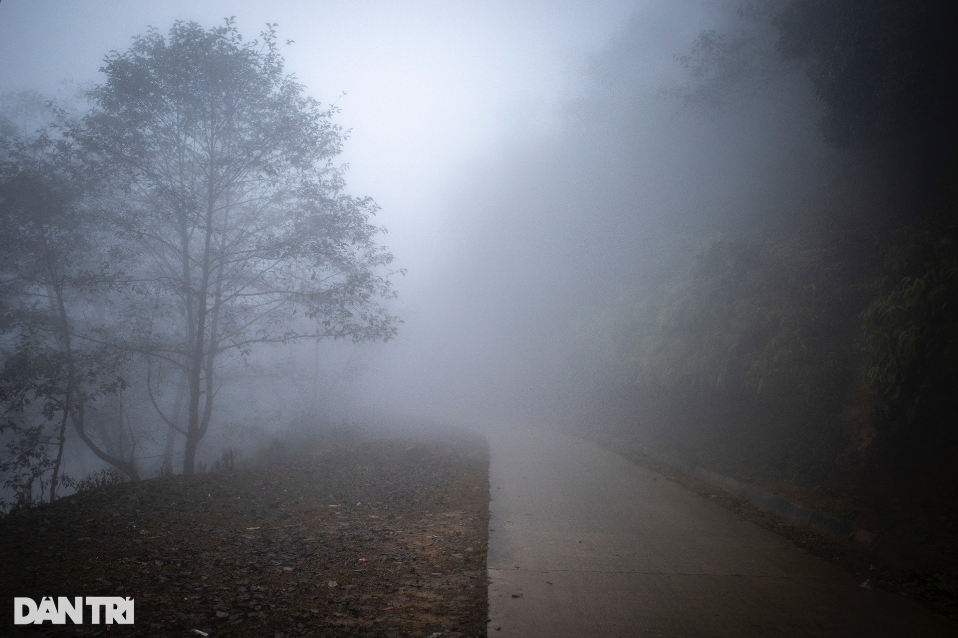 Mây mù phủ kín lối đi tại thôn bản cao nhất Việt Nam- Ảnh 3.