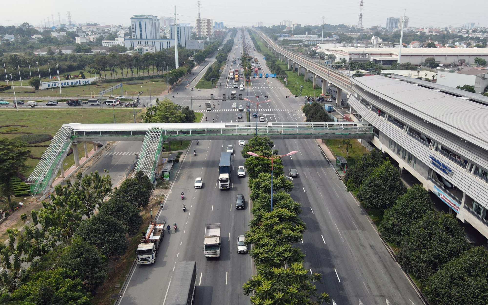 Cầu bộ hành dần hoàn thiện, tuyến xe buýt kết nối nhà ga Metro số 1 vẫn 