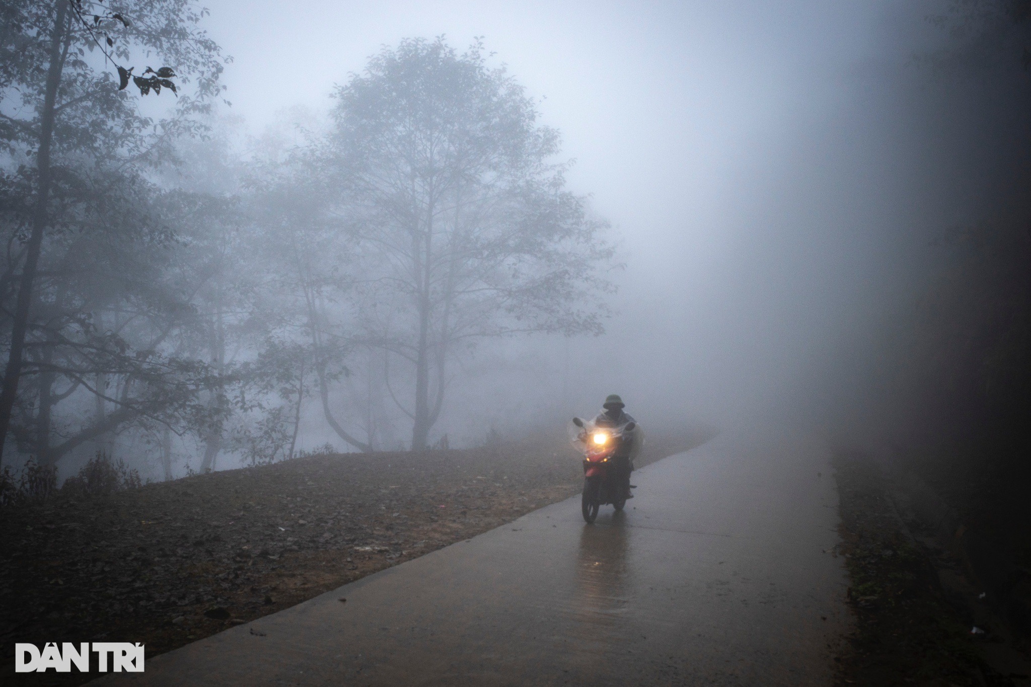 Mây mù phủ kín lối đi tại thôn bản cao nhất Việt Nam- Ảnh 4.