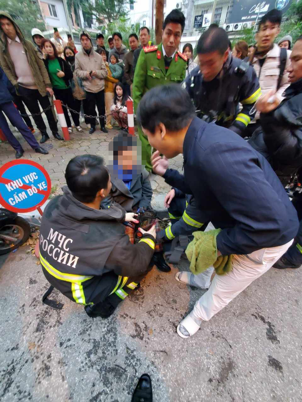 Giải cứu 3 người mắc kẹt trong đám cháy nhà dân ở Hà Nội- Ảnh 2.