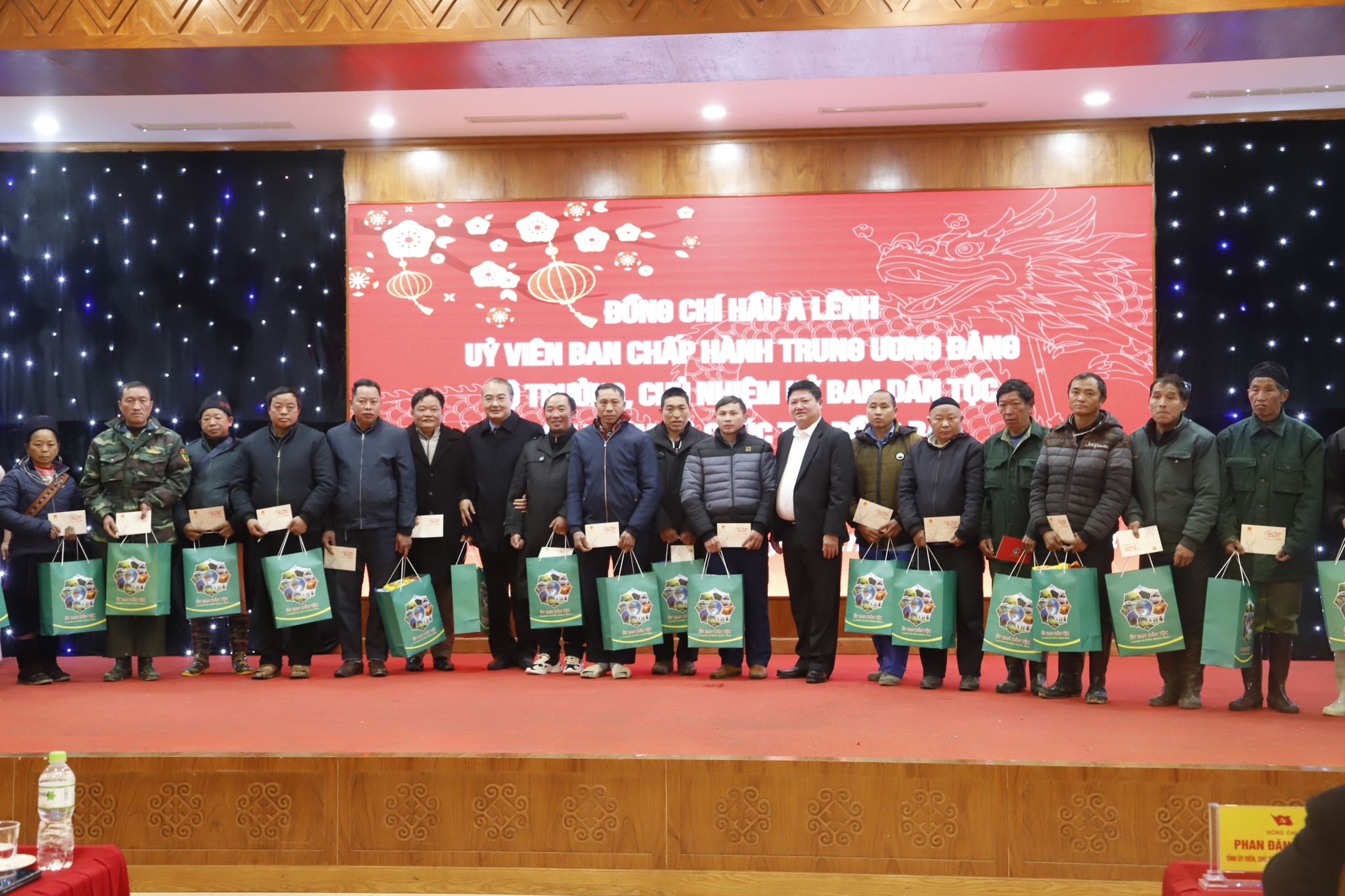 Bộ trưởng - Chủ nhiệm Ủy ban Dân tộc Hầu A Lềnh thăm và tặng quà tết tại Lào Cai- Ảnh 4.