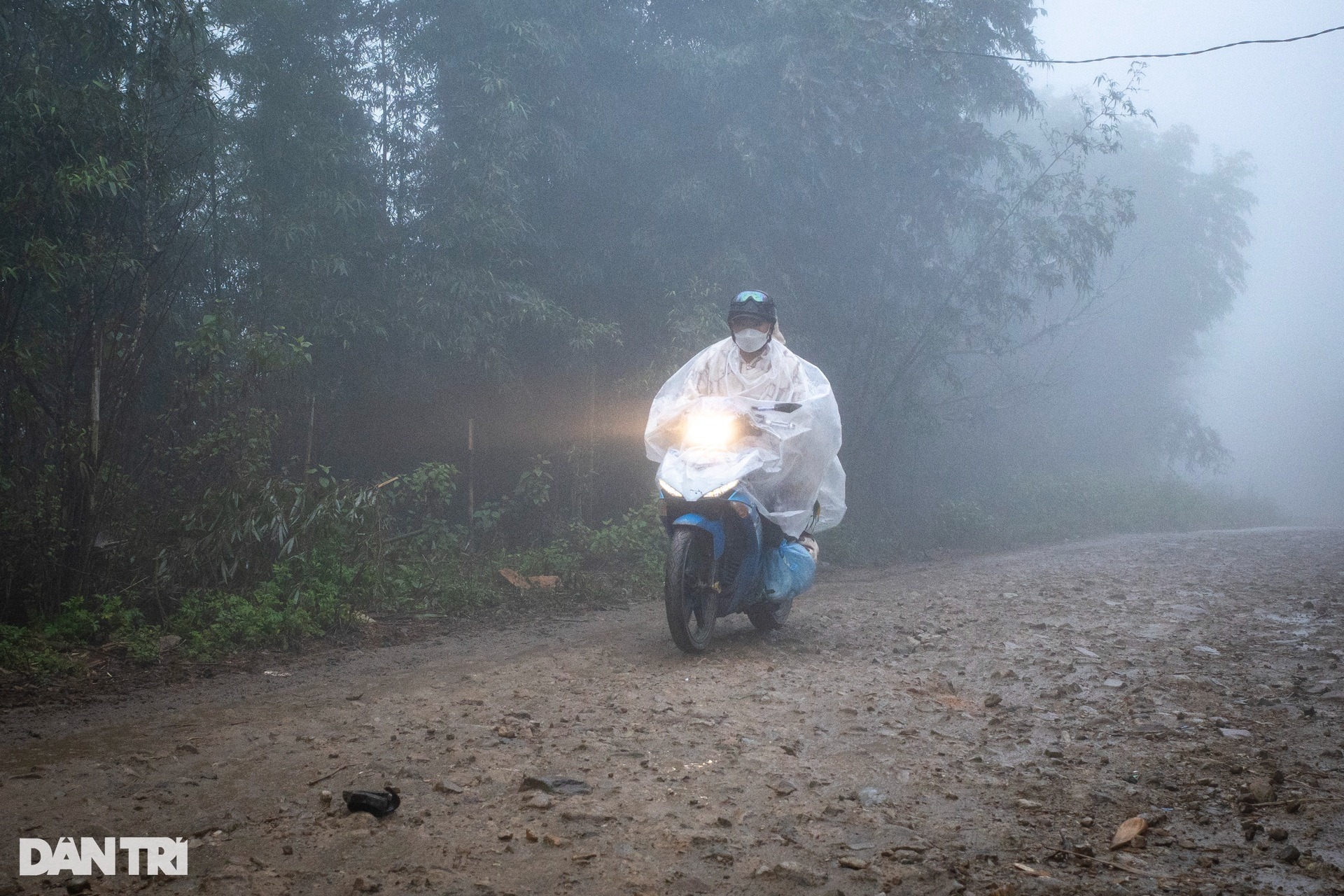 Mây mù phủ kín lối đi tại thôn bản cao nhất Việt Nam- Ảnh 6.