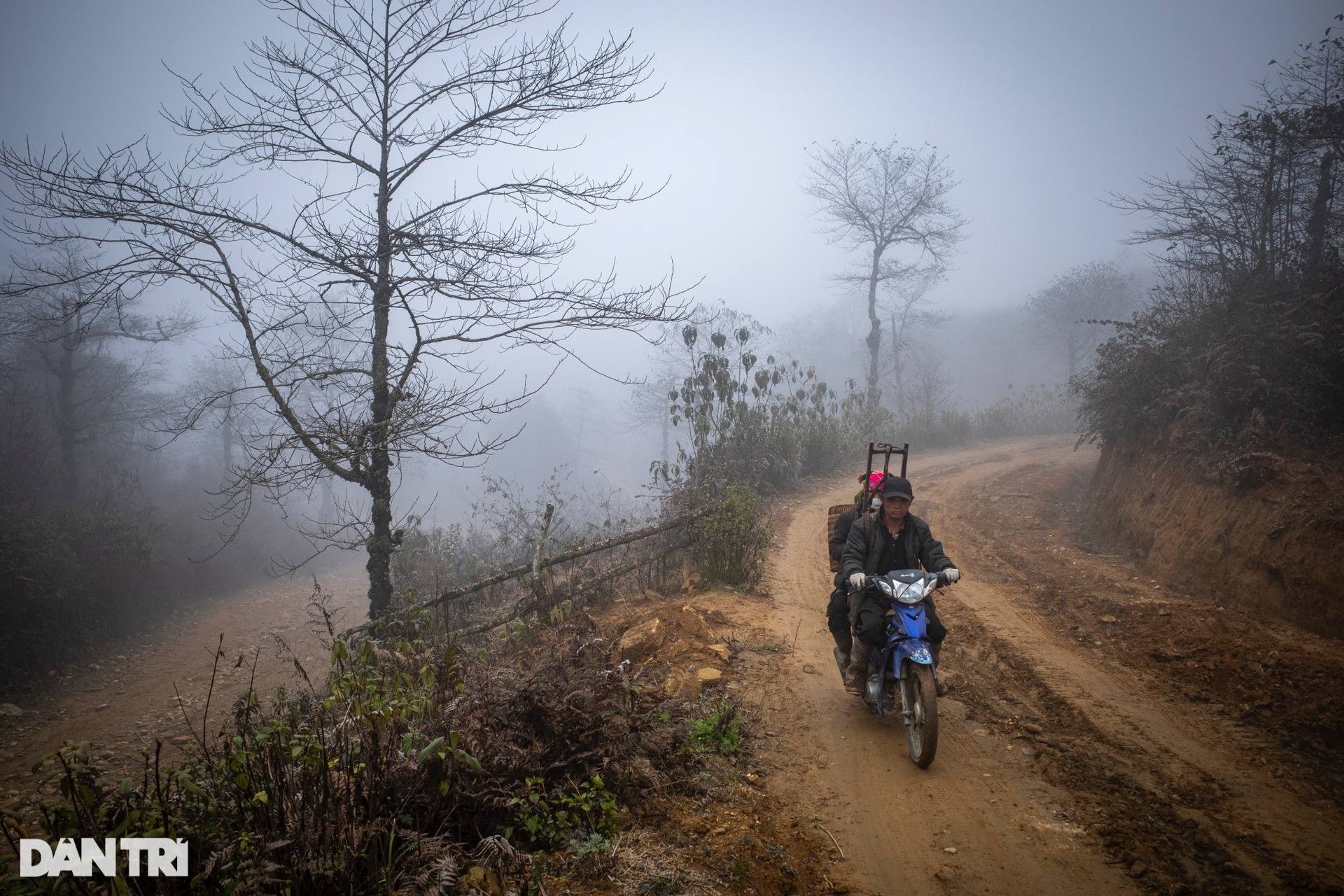 Mây mù phủ kín lối đi tại thôn bản cao nhất Việt Nam- Ảnh 8.