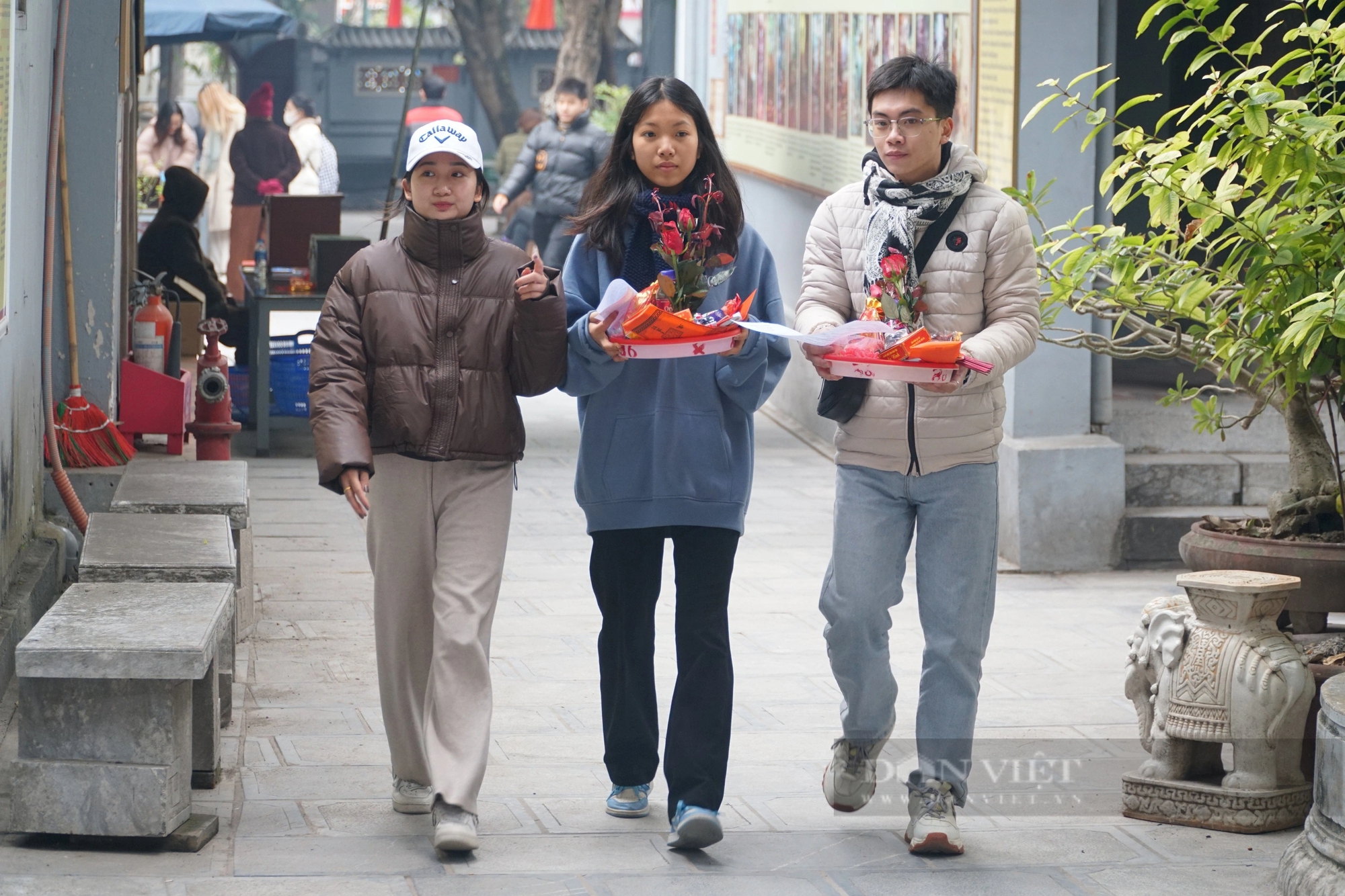 Nhiều bạn trẻ đến chùa Hà trong ngày rằm cuối năm. Ảnh: Trung Hiếu