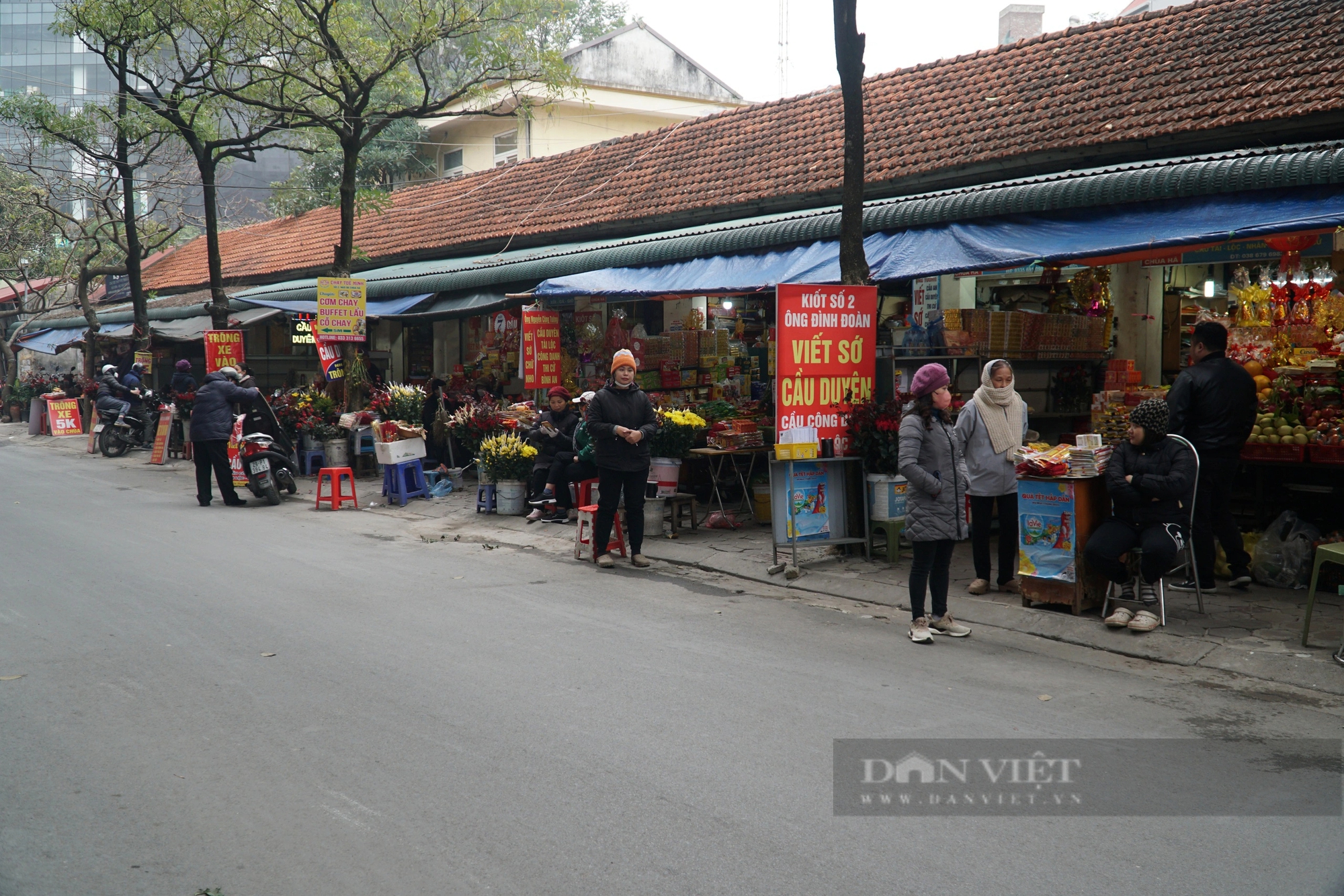 Đối diện cổng chùa Hà là hàng chục sạp hàng bán đồ lễ. Ảnh: Trung Hiếu