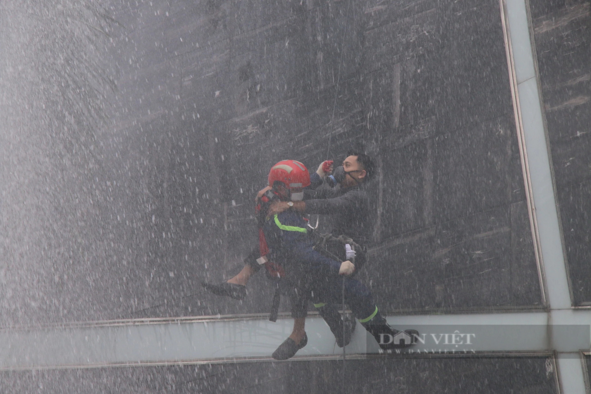Người dân đu dây, đi xe thang cùng cảnh sát chữa cháy ở Đà Nẵng- Ảnh 5.