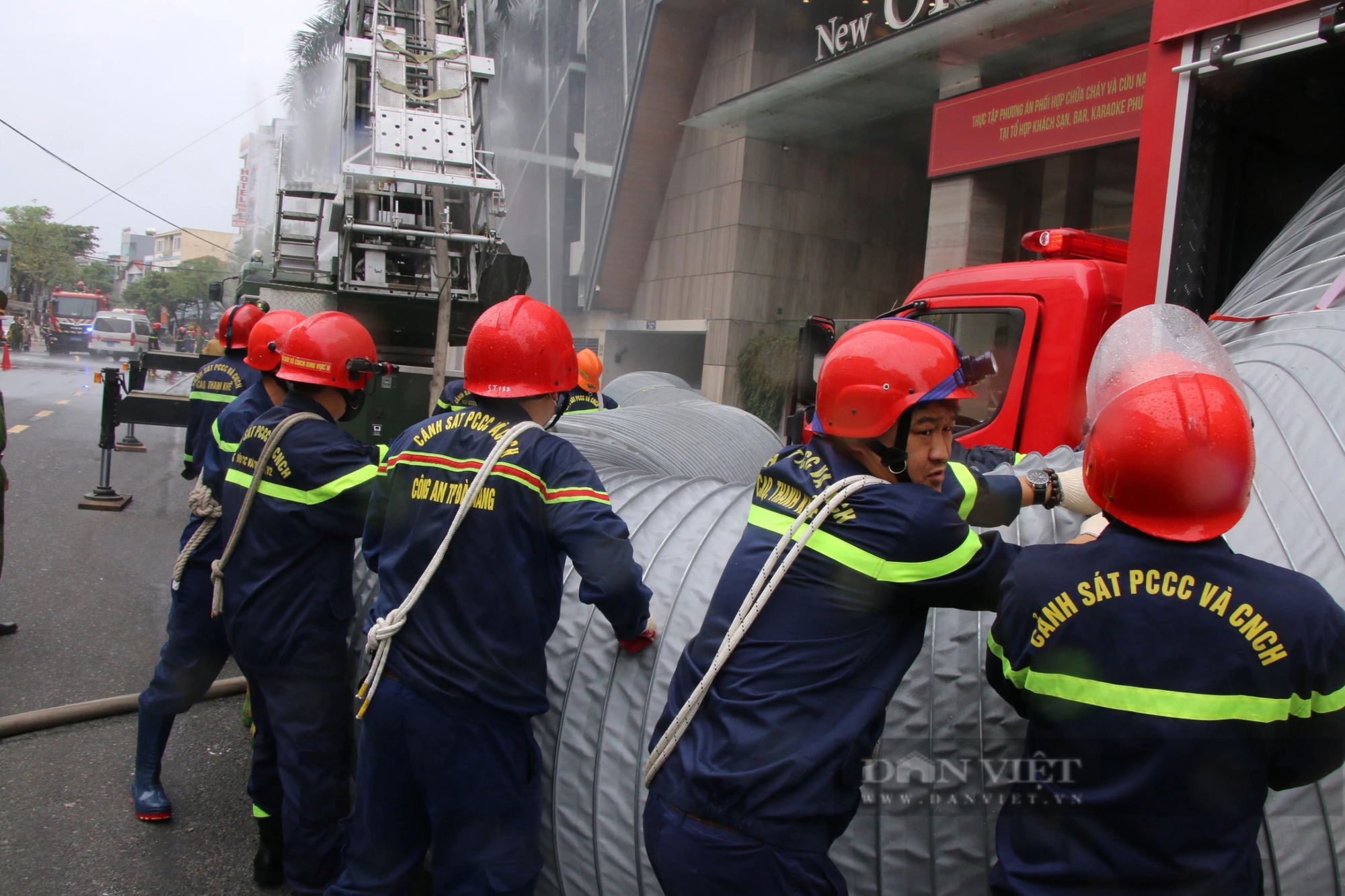 Người dân đu dây, đi xe thang cùng cảnh sát chữa cháy ở Đà Nẵng- Ảnh 6.