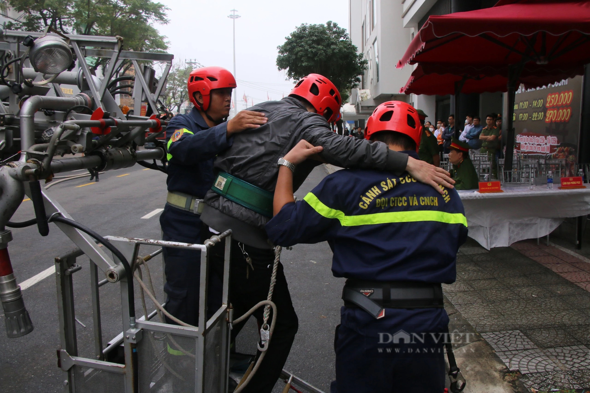Người dân đu dây, đi xe thang cùng cảnh sát chữa cháy ở Đà Nẵng- Ảnh 9.