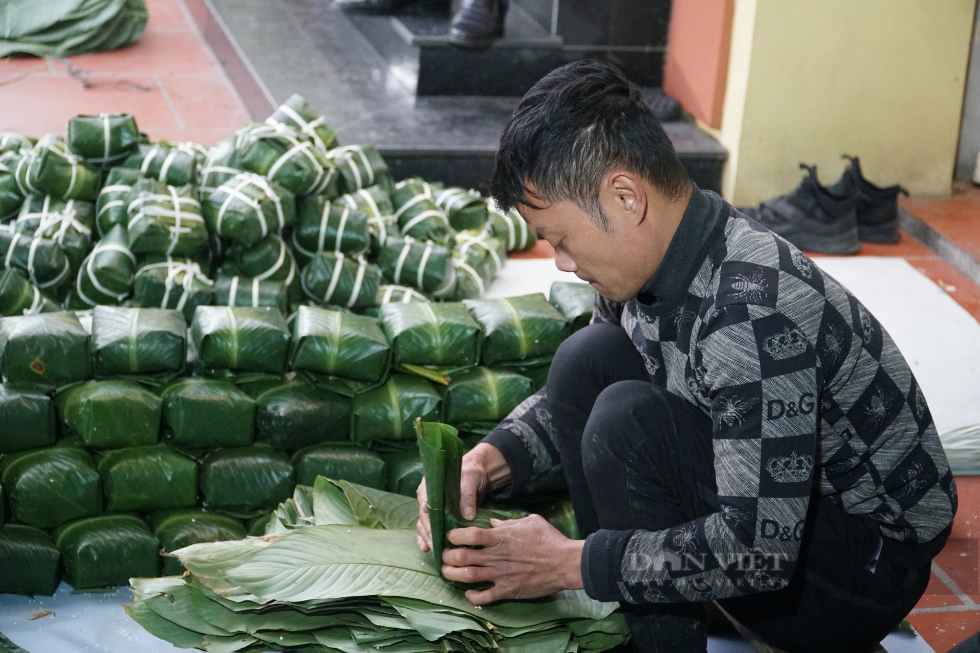 Người dân dậy sớm làm bánh phục vụ hơn 5000 đơn đặt hàng dịp Tết Giáp Thìn 2024. Ảnh: Kiều Anh