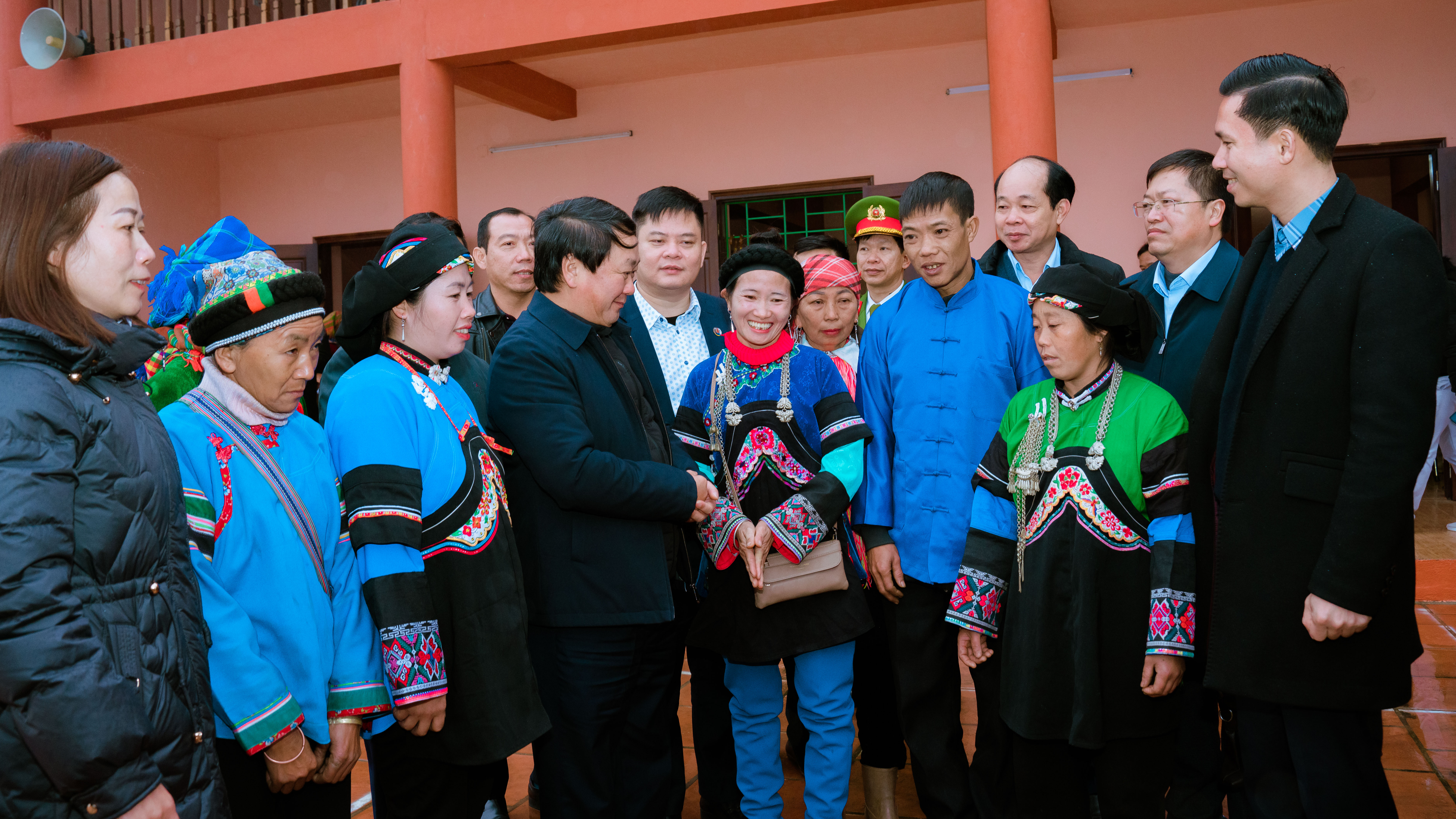 Bộ trưởng - Chủ nhiệm Ủy ban Dân tộc Hầu A Lềnh thăm và tặng quà tết tại Lào Cai- Ảnh 7.