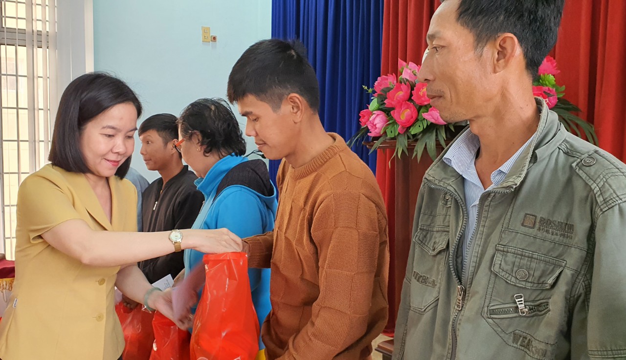 Hội Nông dân Khánh Hòa trao 100 suất quà tết cho hội viên, nông dân có hoàn cảnh khó khăn- Ảnh 1.