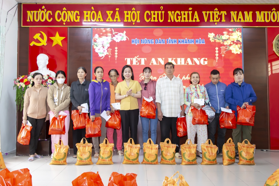Hội Nông dân Khánh Hòa trao 100 suất quà tết cho hội viên, nông dân có hoàn cảnh khó khăn- Ảnh 3.
