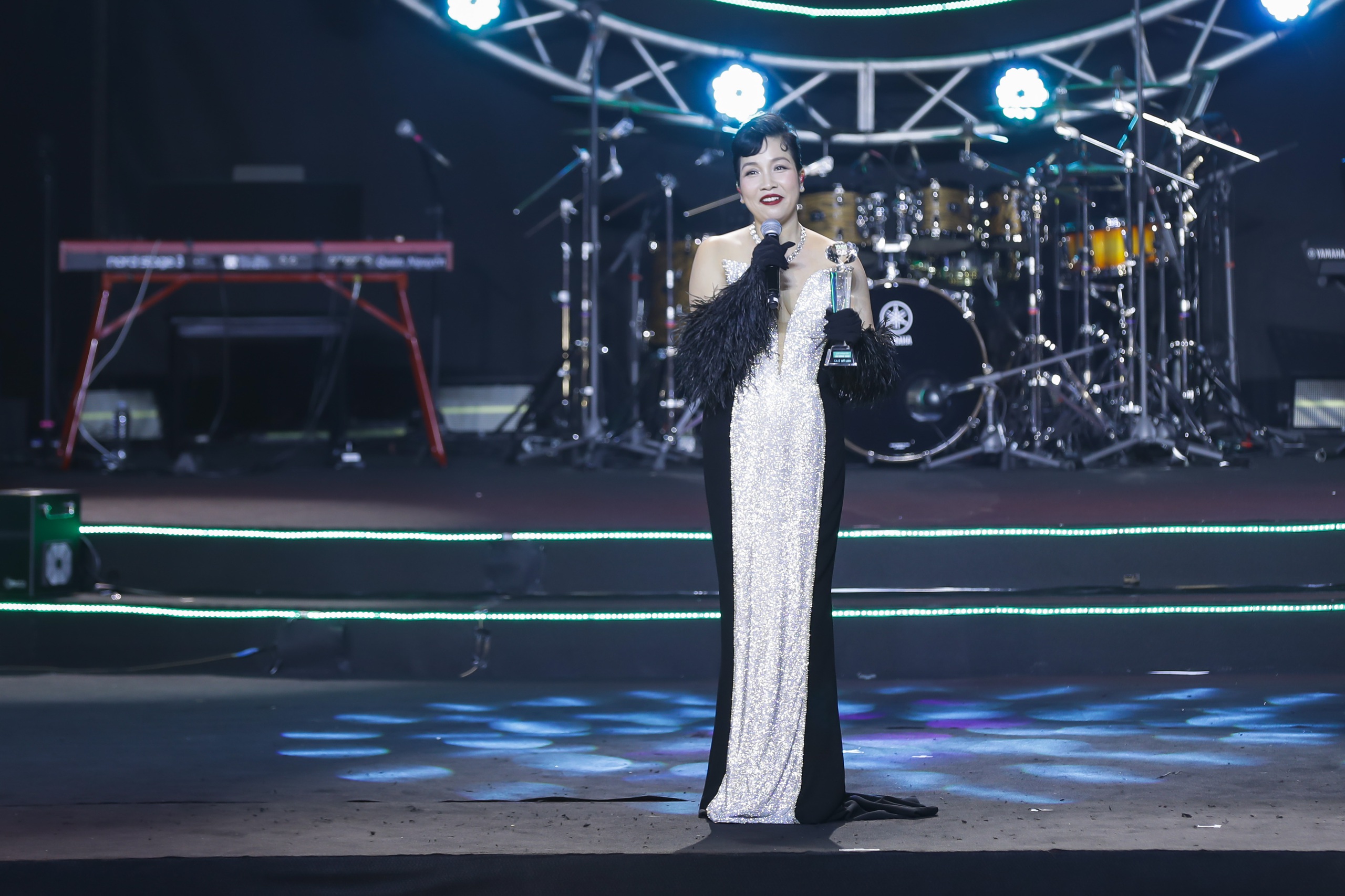 Văn Mai Hương và Tăng Duy Tân là Ca sĩ của năm tại giải thưởng Làn Sóng Xanh 2023- Ảnh 1.