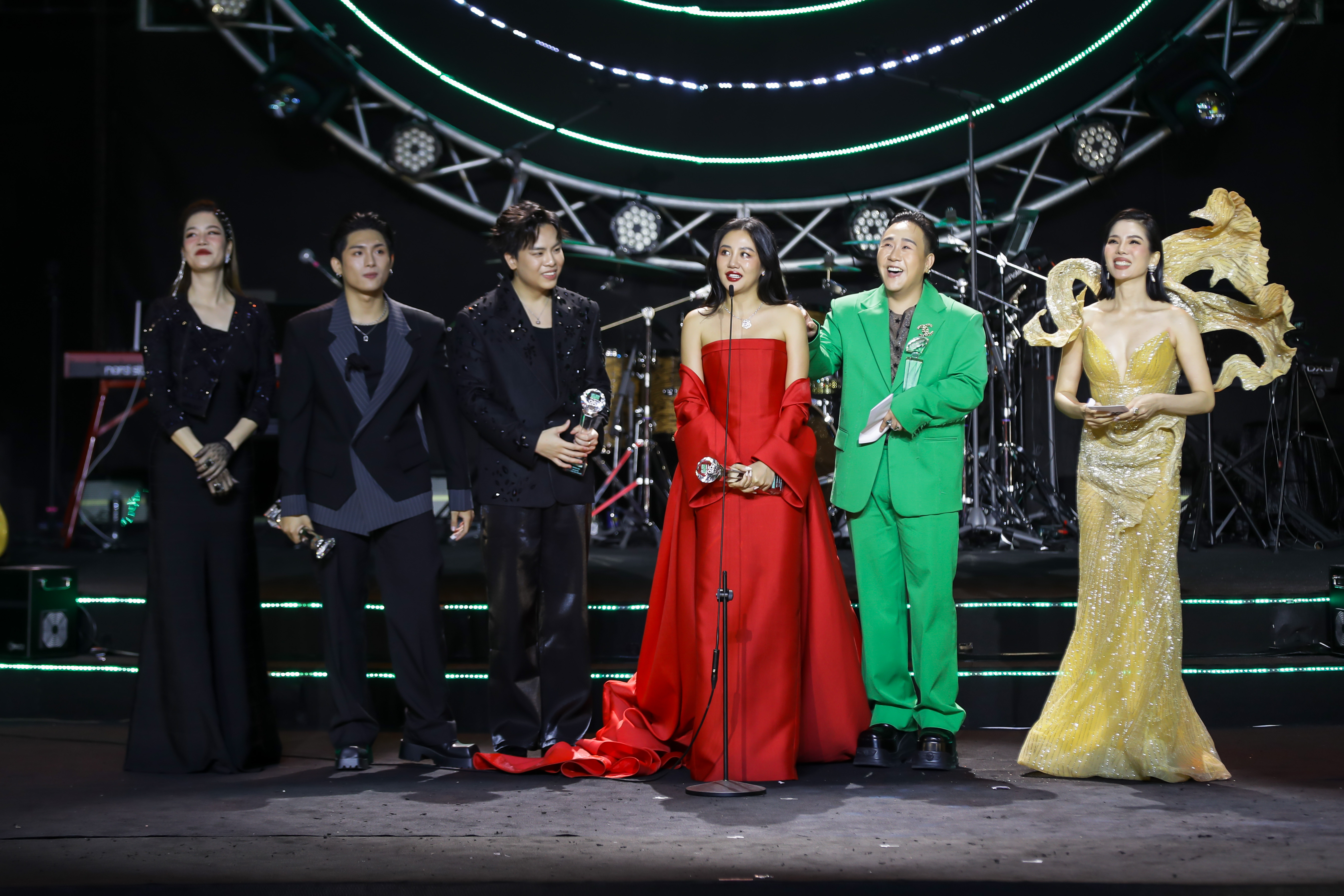 Văn Mai Hương và Tăng Duy Tân là Ca sĩ của năm tại giải thưởng Làn Sóng Xanh 2023- Ảnh 5.