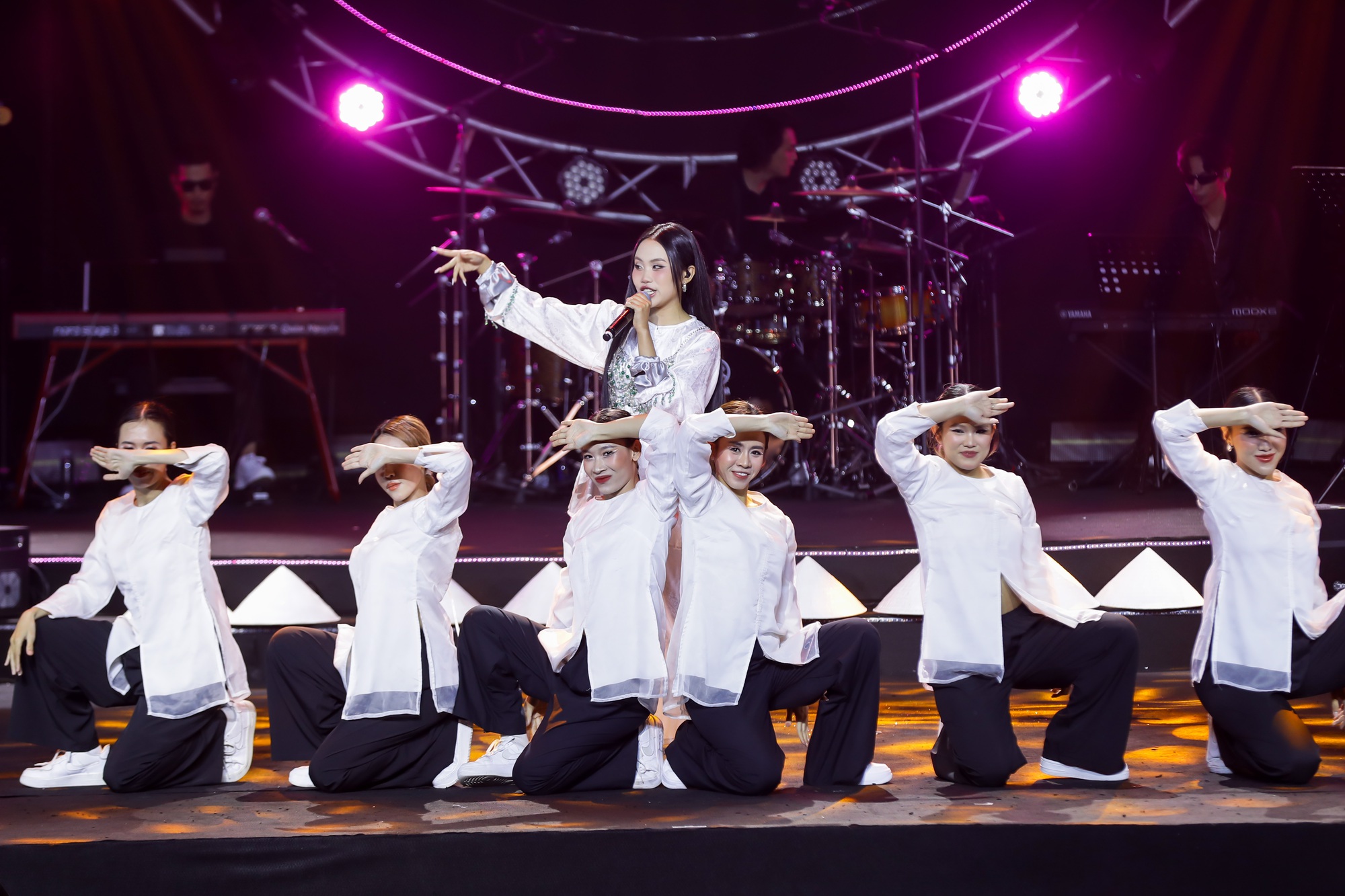 Văn Mai Hương và Tăng Duy Tân là Ca sĩ của năm tại giải thưởng Làn Sóng Xanh 2023- Ảnh 3.