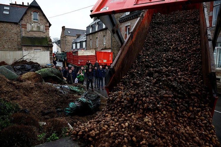 Hình ảnh nông dân Pháp đổ khoai tây, đốt bánh xe chặn khắp các con đường- Ảnh 1.