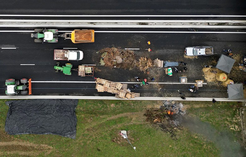Hình ảnh nông dân Pháp đổ khoai tây, đốt bánh xe chặn khắp các con đường- Ảnh 3.