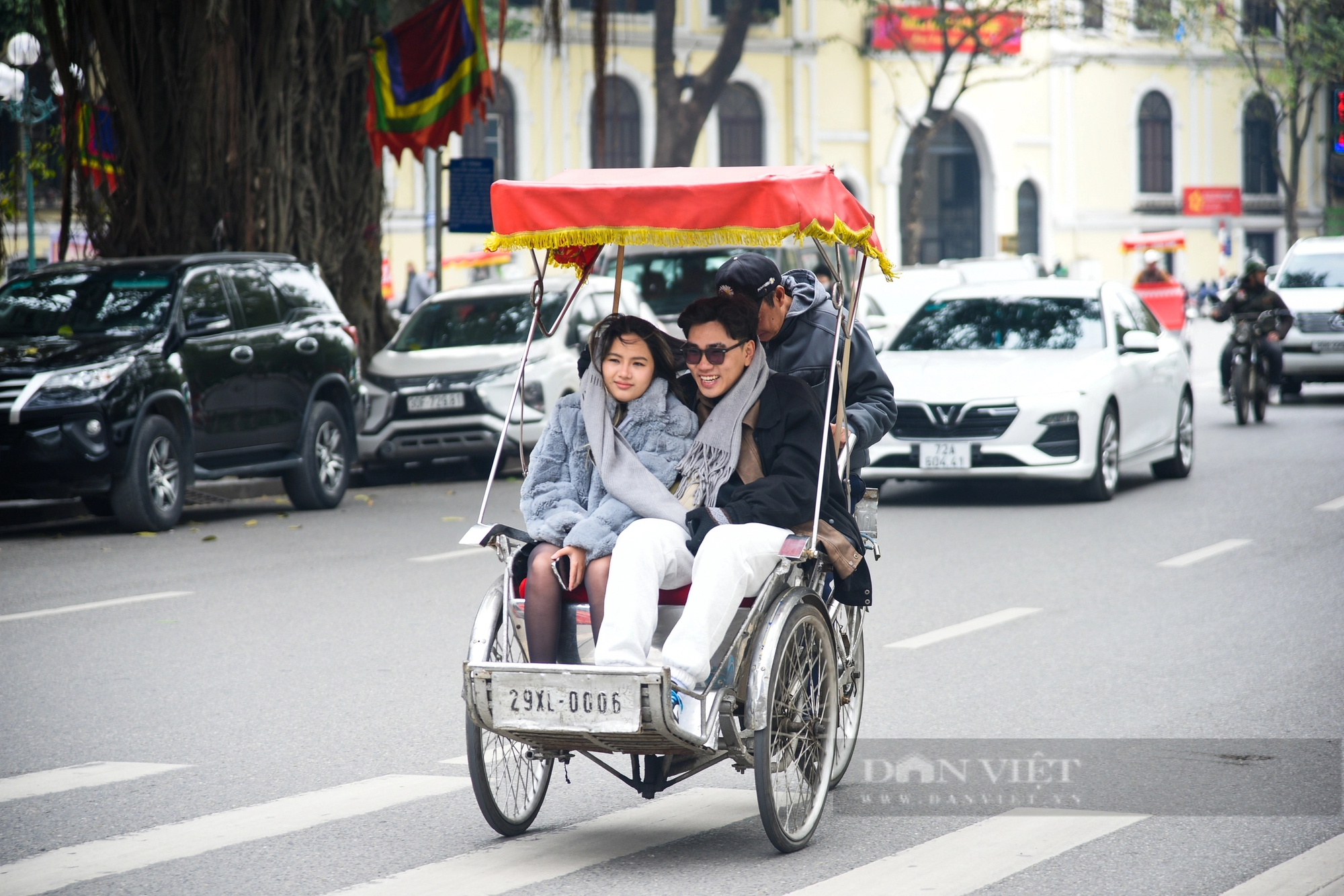 Muôn kiểu chống rét tại Hà Nội trong những ngày hễ ra đường là... lạnh run người- Ảnh 6.