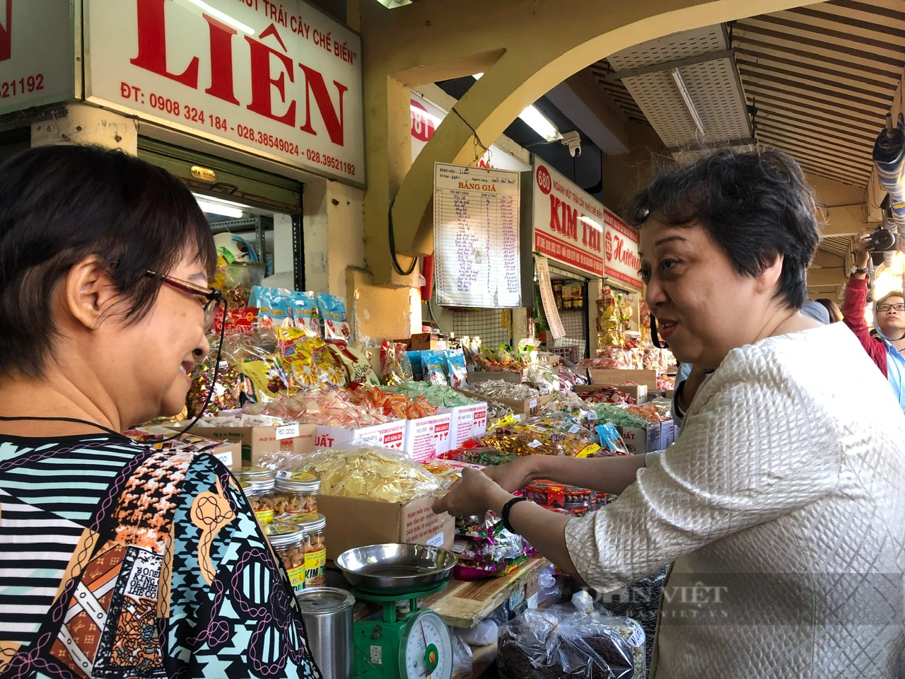 Test nhanh bánh mứt Tết tại chợ Bình Tây- Ảnh 2.