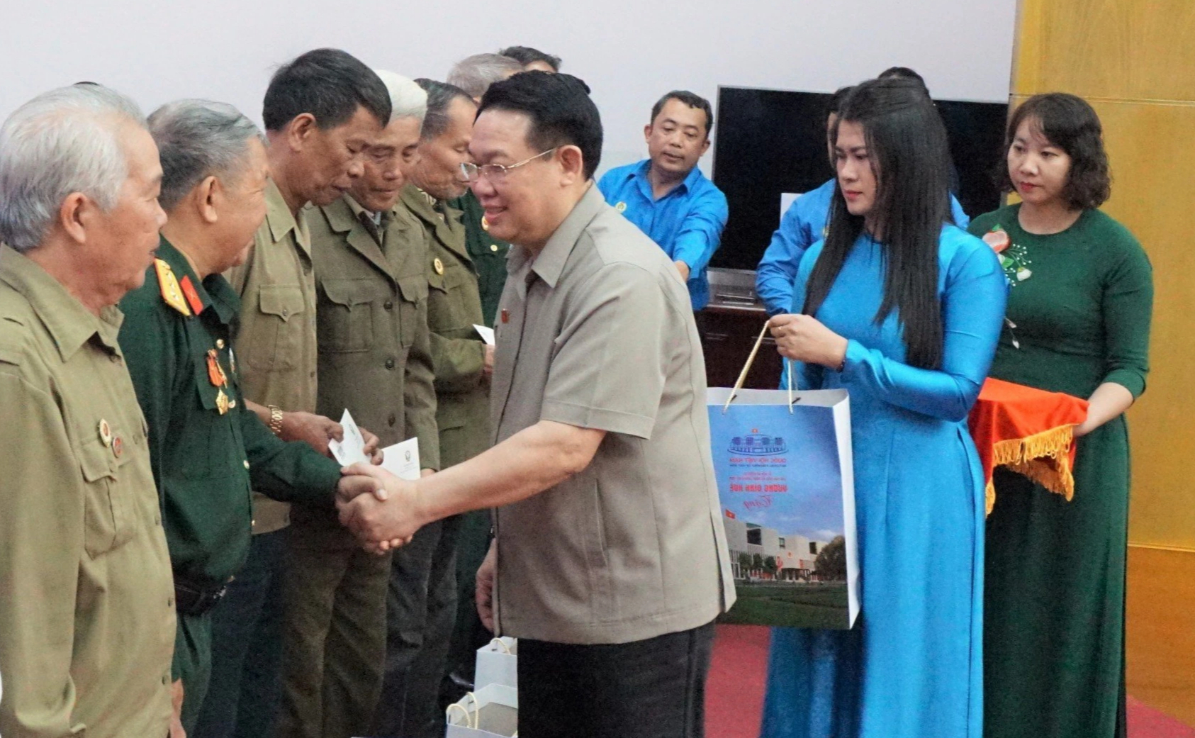 Chủ tịch Quốc hội Vương Đình Huệ thăm, tặng quà Tết tại Gia Lai- Ảnh 2.