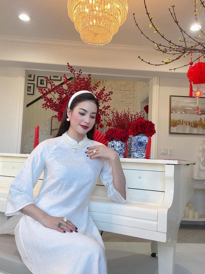 Nhan sắc xinh đẹp đầy mê hoặc của Hoa hậu Phạm Hương khi diện áo dài đón Tết Nguyên đán 2024 ở trời Tây- Ảnh 2.