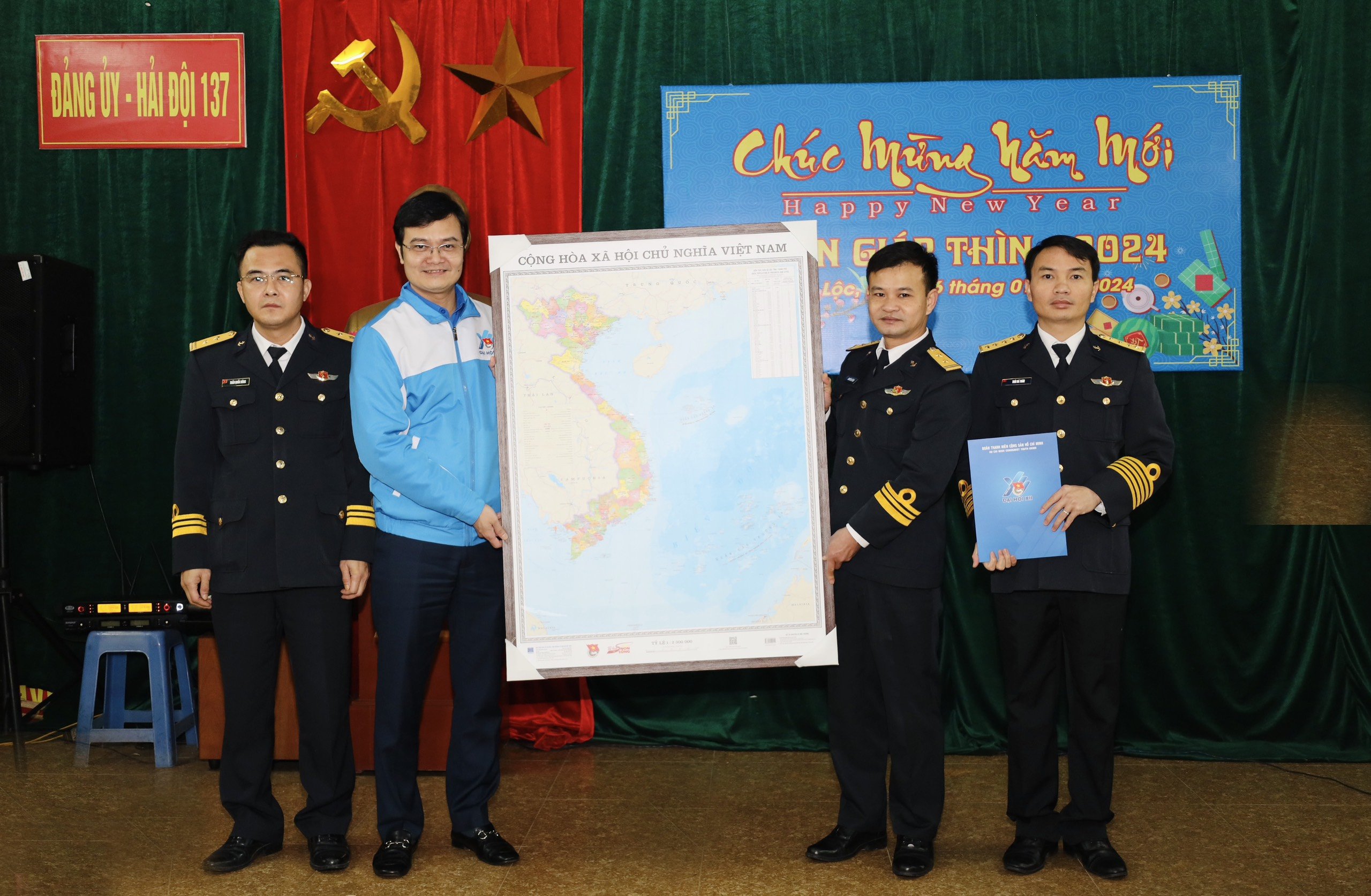 Trung ương Đoàn tặng quà Tết cho nông dân, người lao động, bộ đội biên phòng tỉnh Nghệ An- Ảnh 2.