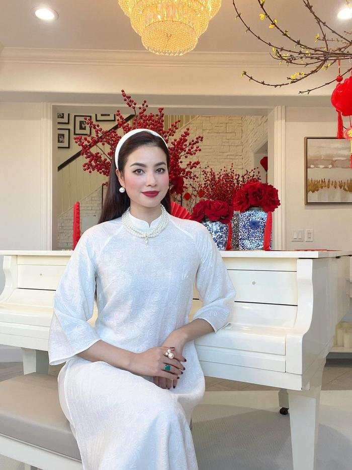 Nhan sắc xinh đẹp đầy mê hoặc của Hoa hậu Phạm Hương khi diện áo dài đón Tết Nguyên đán 2024 ở trời Tây- Ảnh 1.