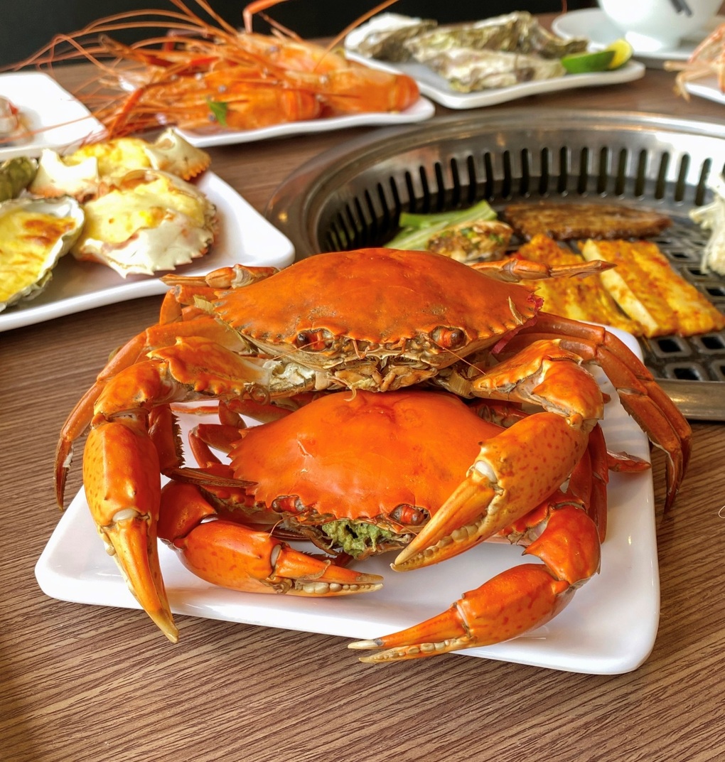 Nhóm khách 7 người ăn buffet Hà Nội nhét 10kg hải sản vào túi mang về- Ảnh 1.