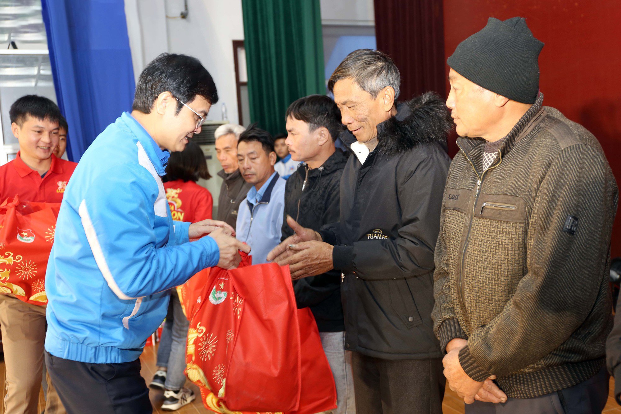 Trung ương Đoàn tặng quà Tết cho nông dân, người lao động, bộ đội biên phòng tỉnh Nghệ An- Ảnh 1.