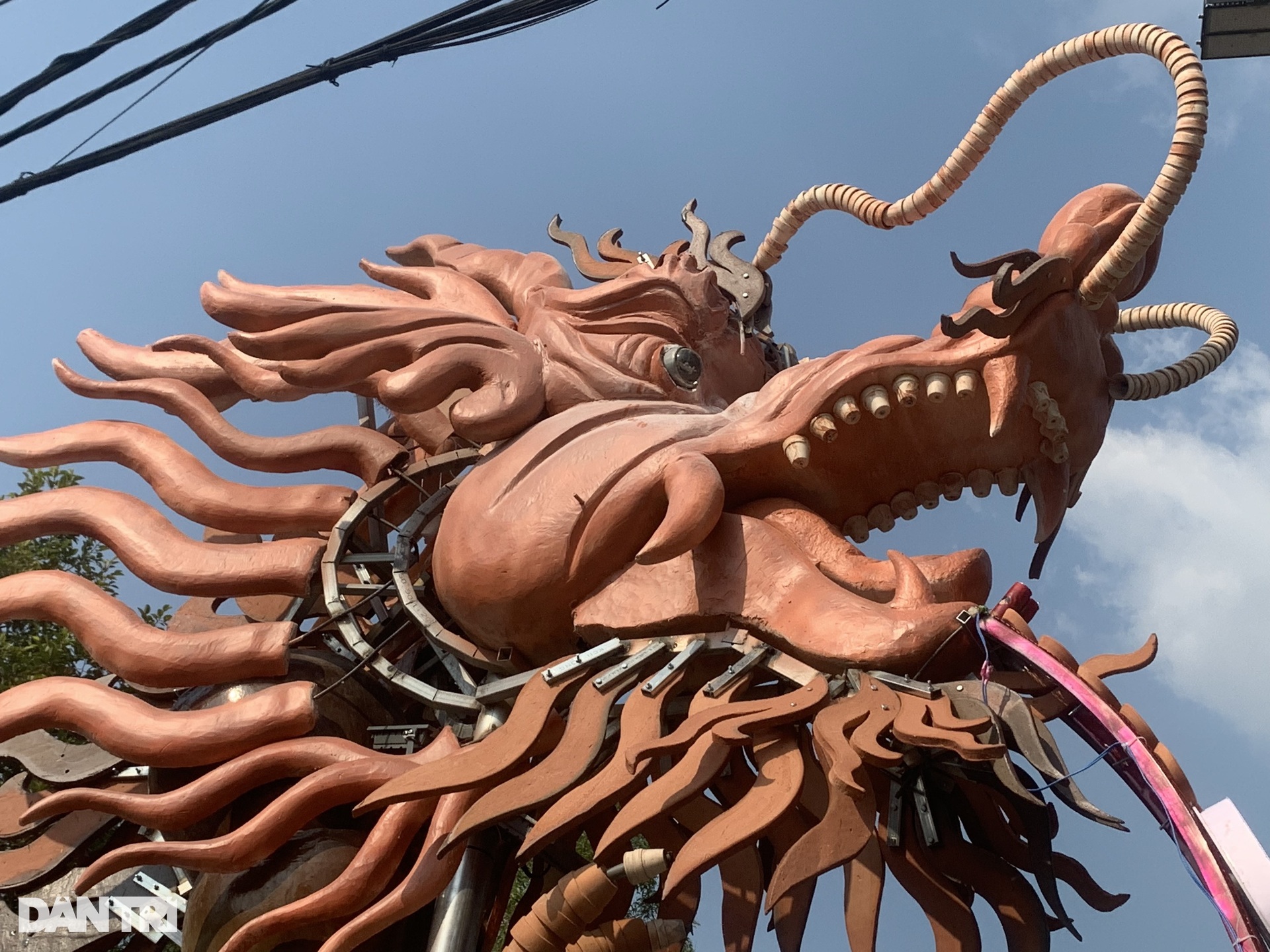 Hai linh vật rồng làm từ những chiếc lu gây "sốt" mạng xã hội ở Bình Dương- Ảnh 2.