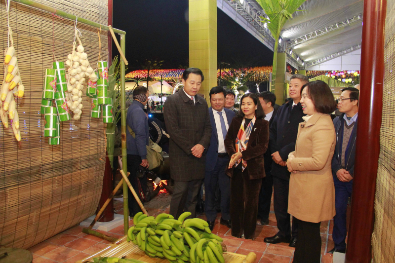 Khách Tây thích thú uống trà, gói bánh chưng trong không gian Tết Xưa ở Lễ hội hoa đào, quất cảnh Hà Nội - Ảnh 3.