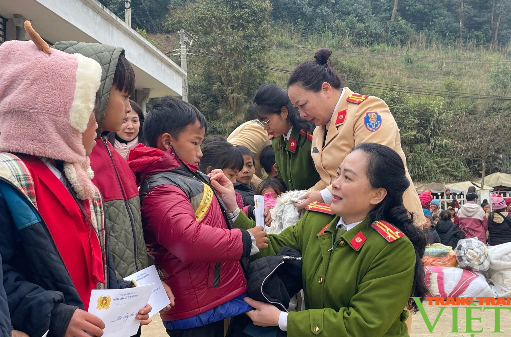 "Tết sẻ chia" cho bà con nơi biên giới- Ảnh 2.