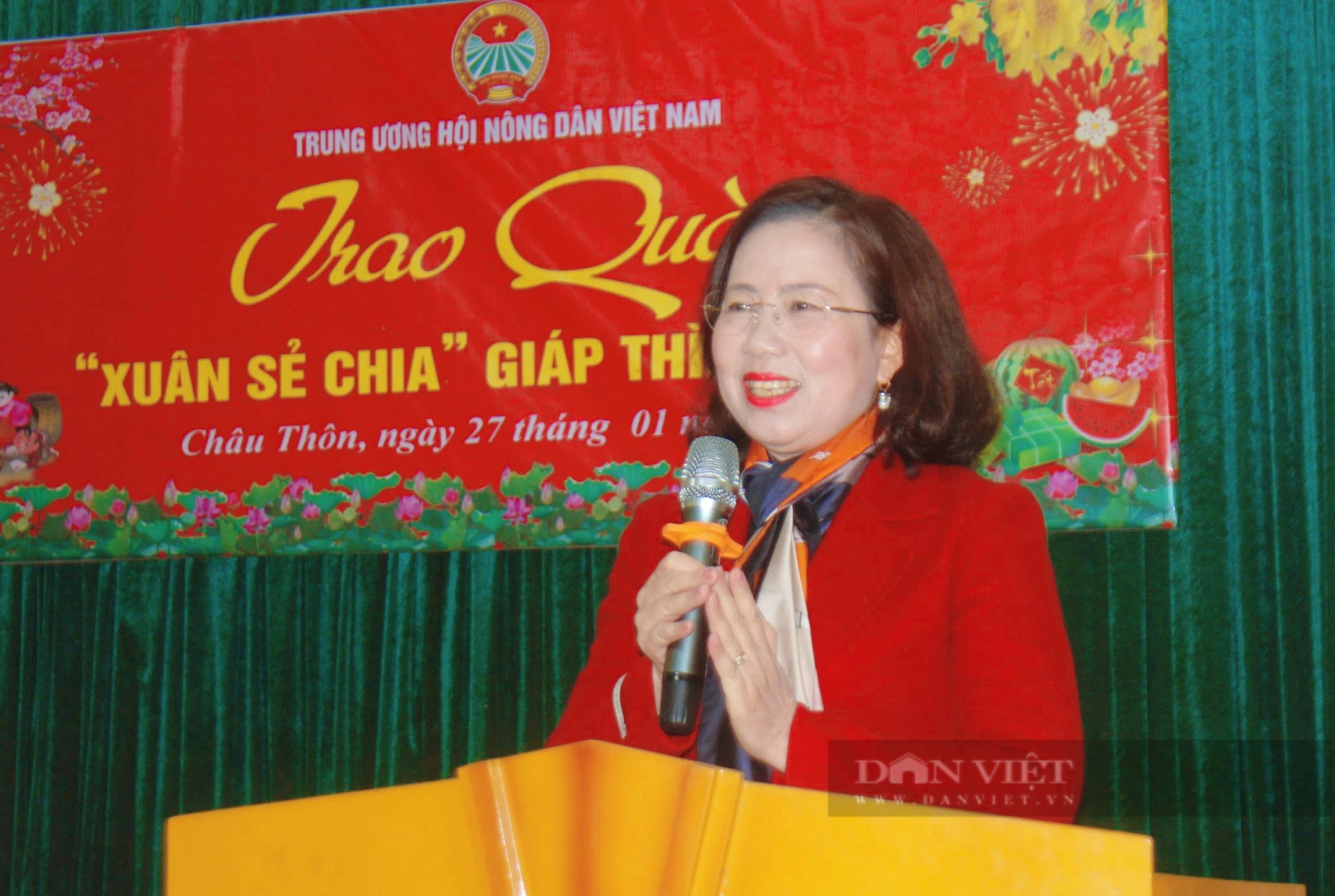 Phó Chủ tịch TƯ Hội NDVN Bùi Thị Thơm trao 80 suất quà Tết đến hội viên, nông dân nghèo ở Nghệ An- Ảnh 1.