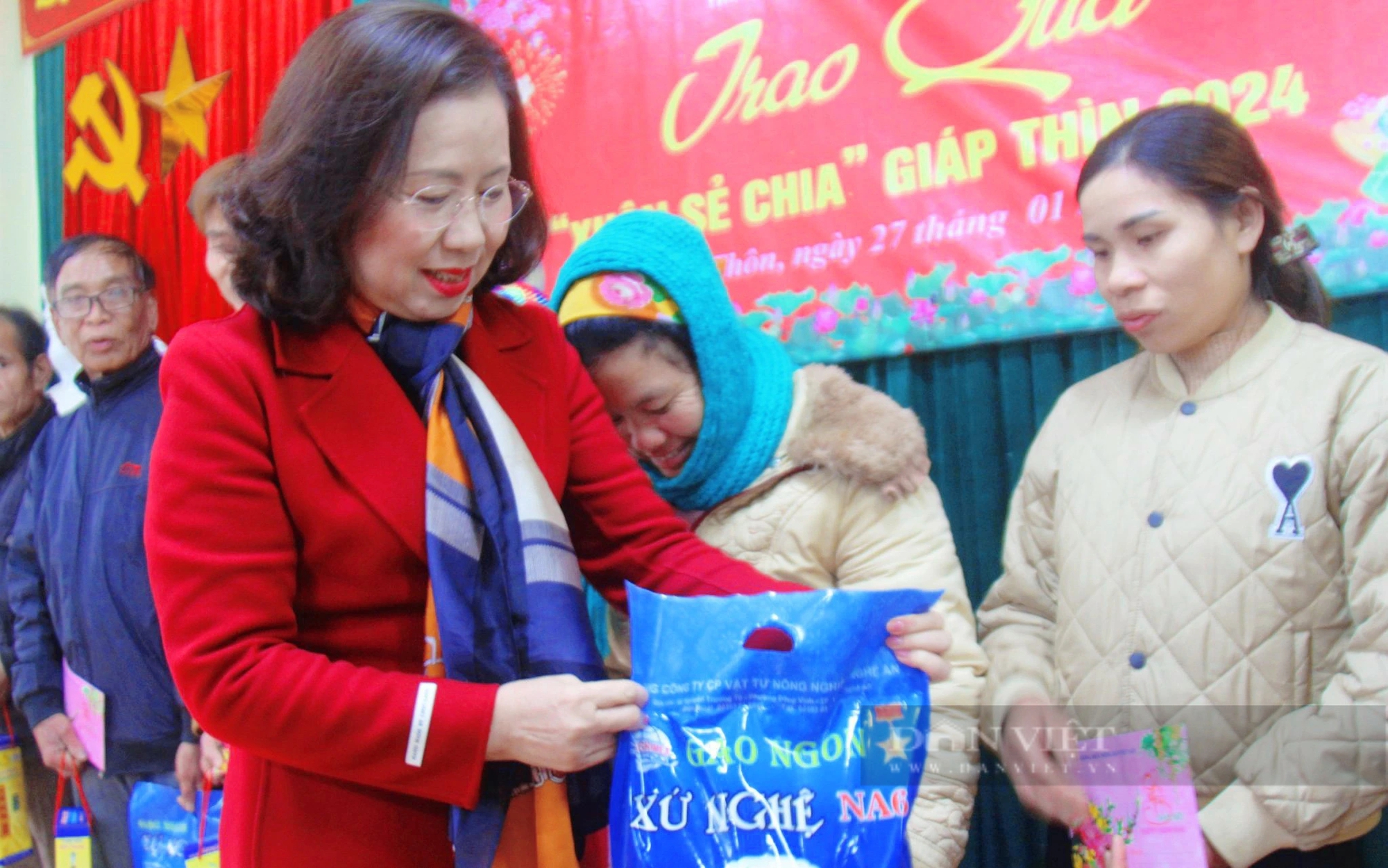 Phó Chủ tịch TƯ Hội NDVN Bùi Thị Thơm trao 80 suất quà Tết đến hội viên, nông dân nghèo ở Nghệ An- Ảnh 2.