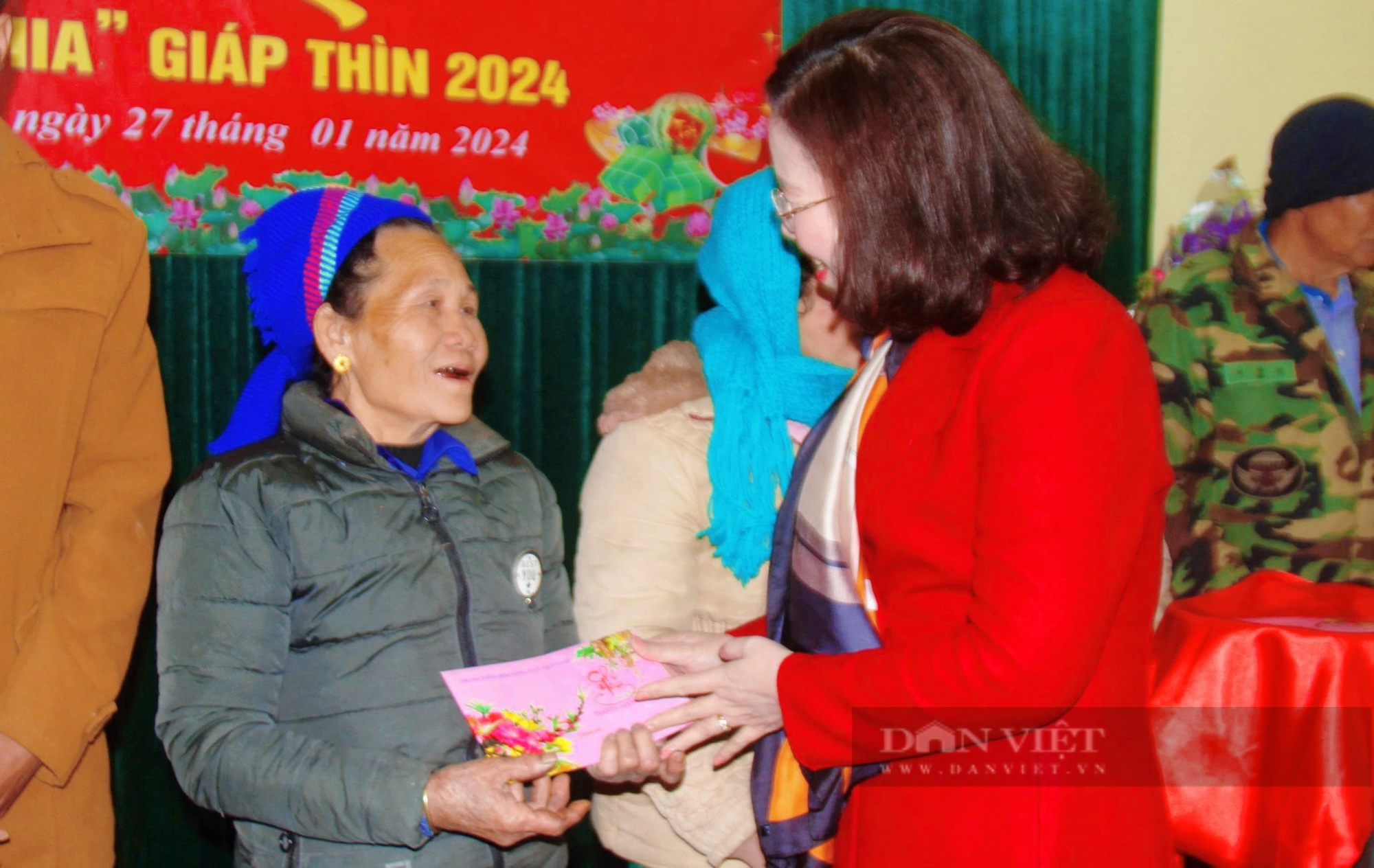 Phó Chủ tịch TƯ Hội NDVN Bùi Thị Thơm trao 80 suất quà Tết đến hội viên, nông dân nghèo ở Nghệ An- Ảnh 4.