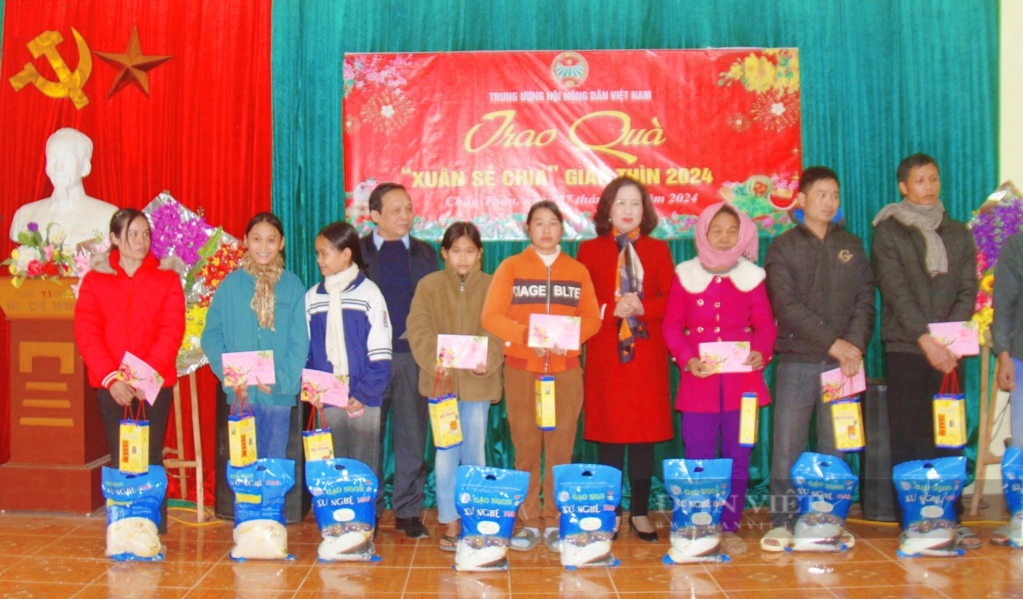 Phó Chủ tịch TƯ Hội NDVN Bùi Thị Thơm trao 80 suất quà Tết đến hội viên, nông dân nghèo ở Nghệ An- Ảnh 5.