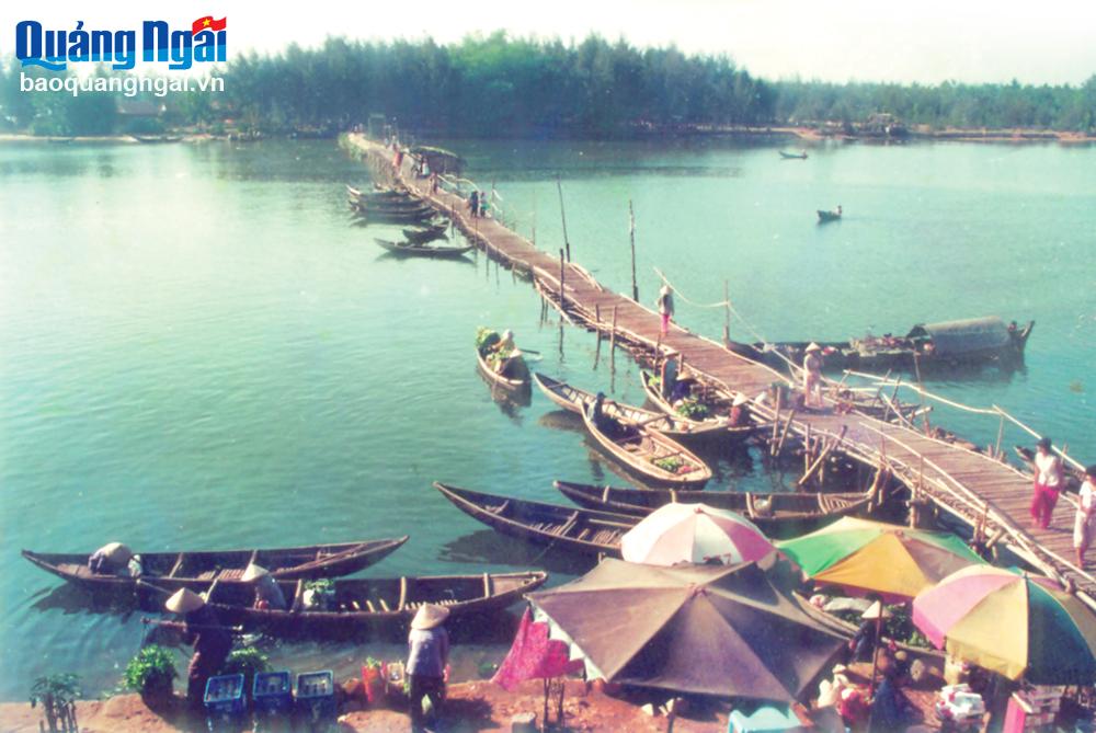Ngắm cây cầu tre bắc qua sông Trà Bồng ở Quảng Ngãi, cầu chả còn chỉ còn ký ức- Ảnh 1.