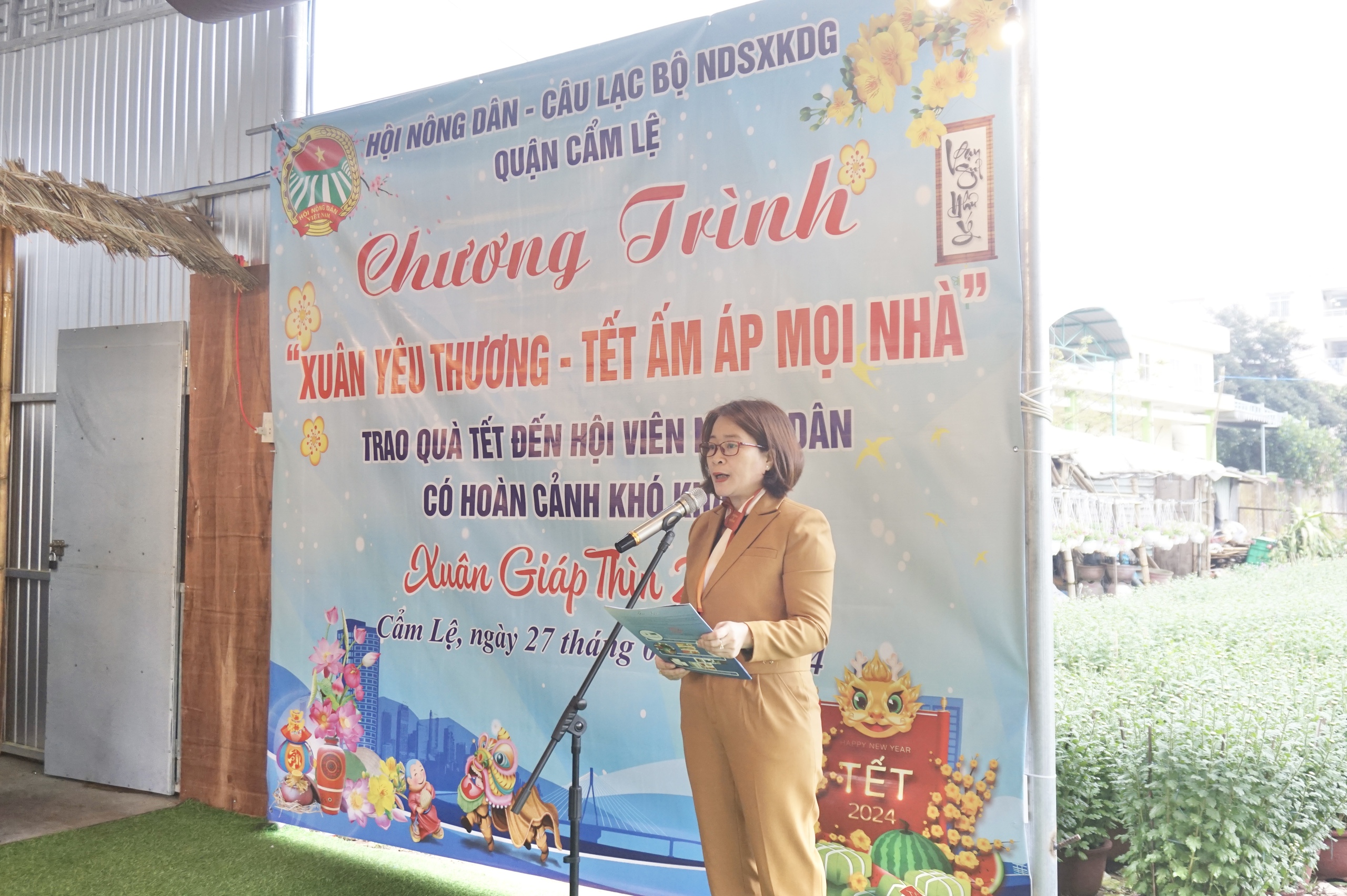 Hội Nông dân quận Cẩm Lệ ở Đà Nẵng trao 60 suất quà Tết cho hội viên có hoàn cảnh khó khăn- Ảnh 2.